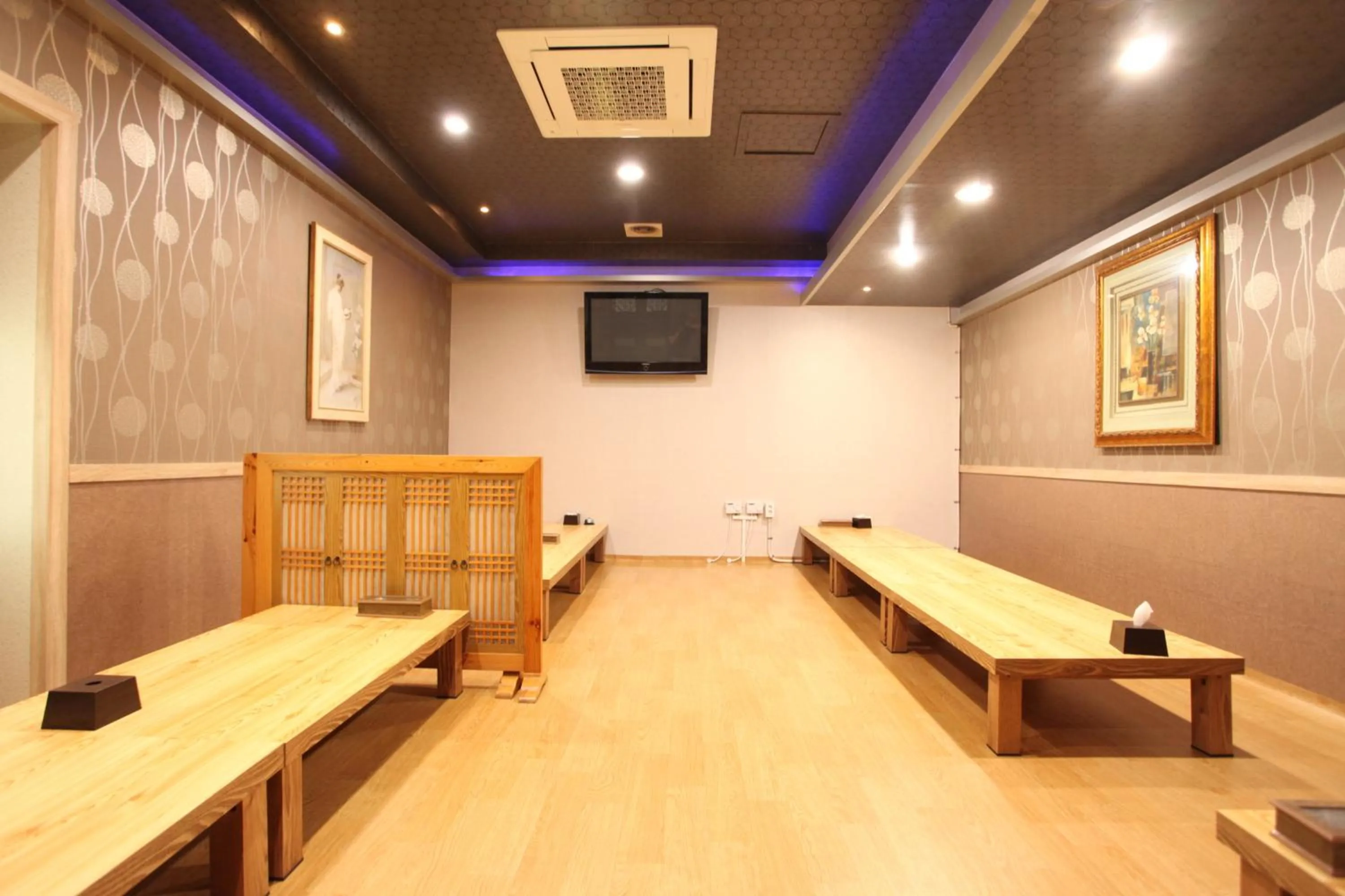 Restaurant/places to eat in Metro Pol Tourist Hotel