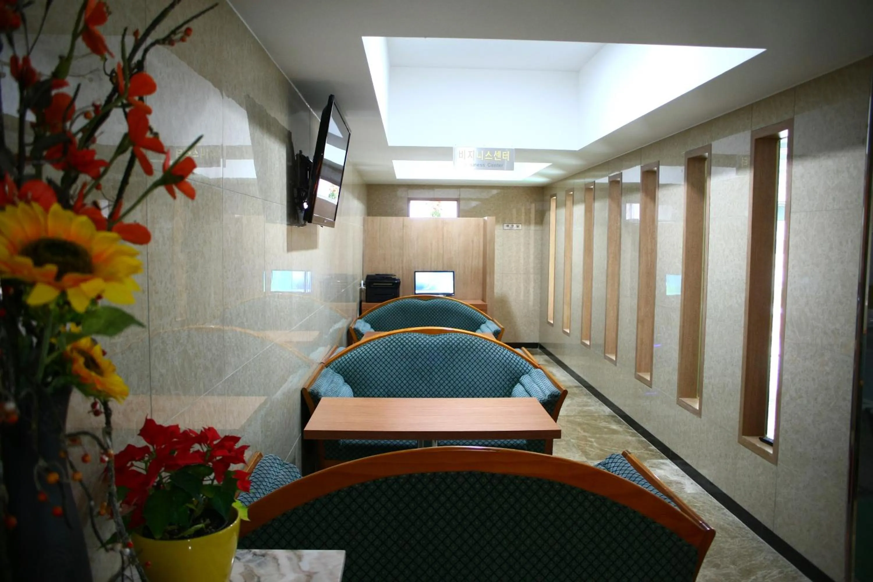 Restaurant/places to eat in Metro Pol Tourist Hotel