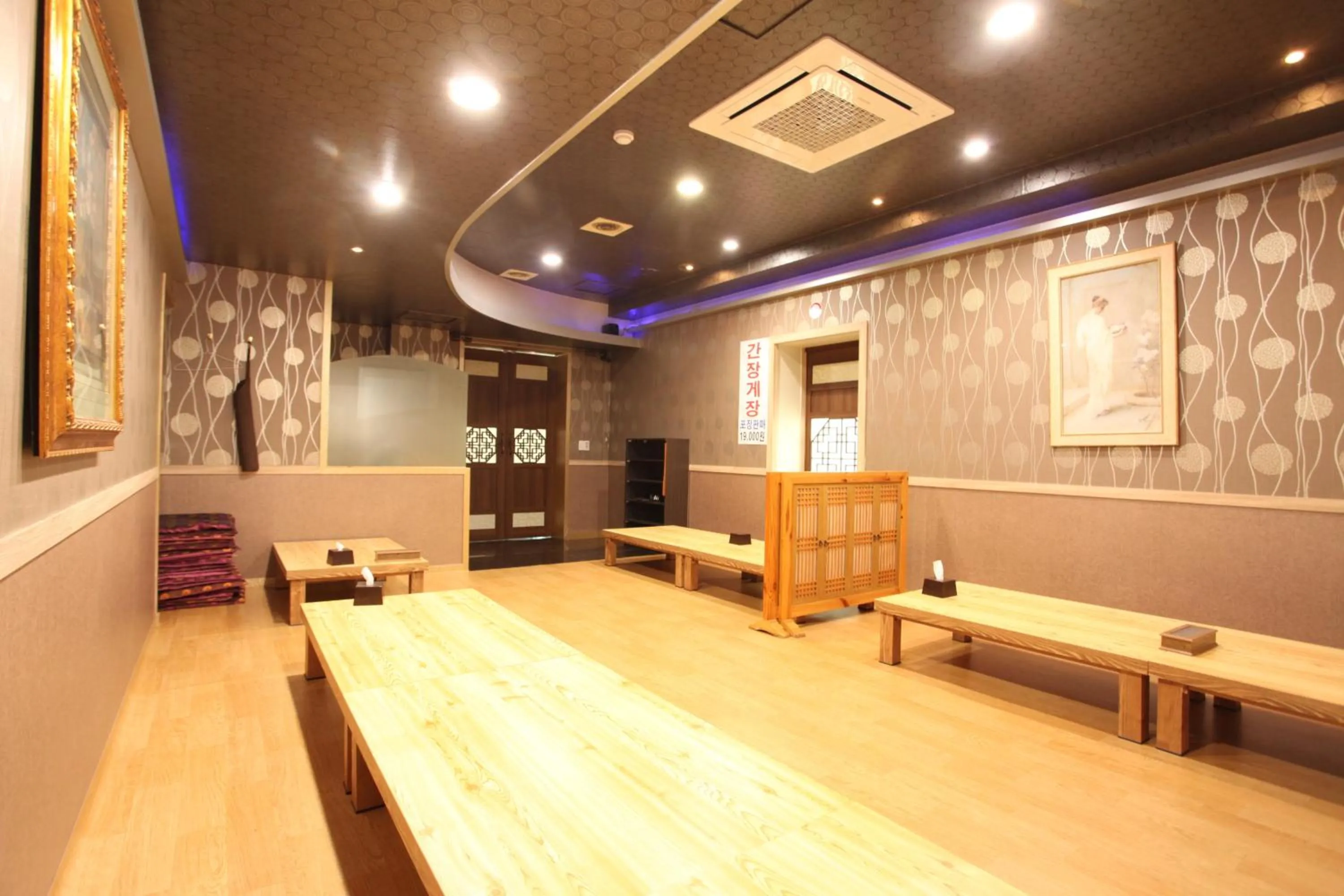 Restaurant/places to eat in Metro Pol Tourist Hotel