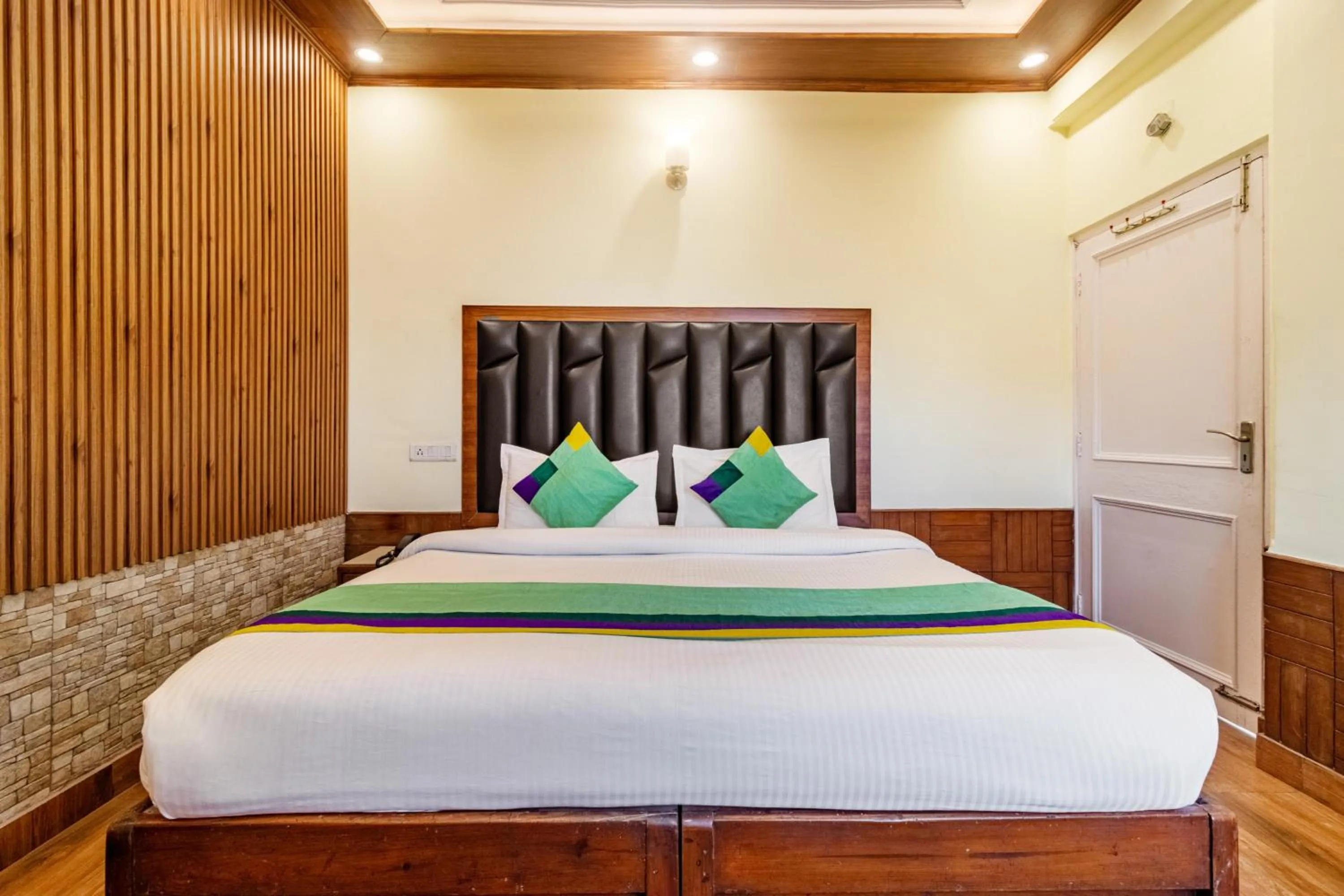 Bedroom, Bed in Treebo Greenland, Mall Road