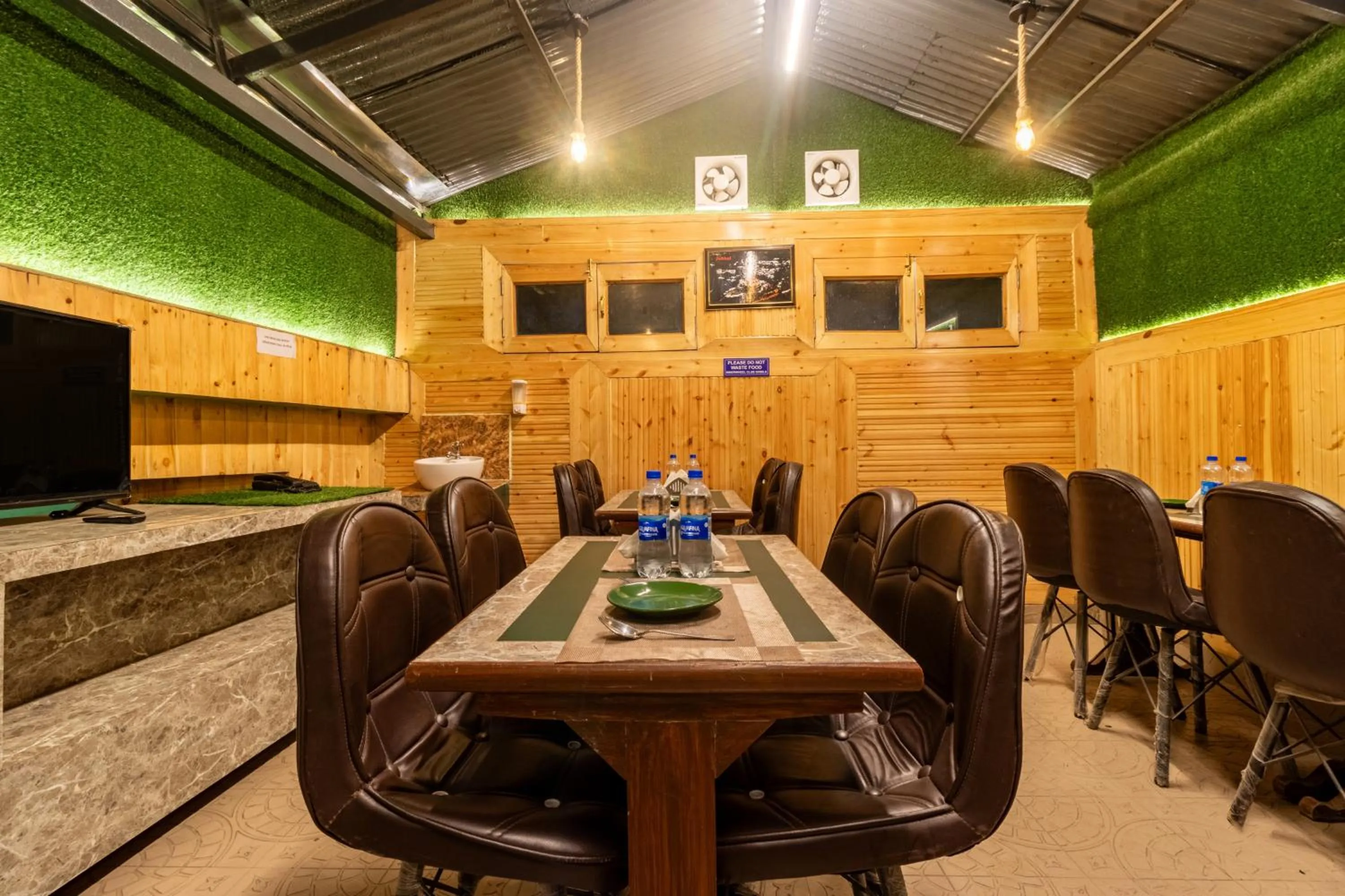 Restaurant/places to eat in Treebo Greenland, Mall Road