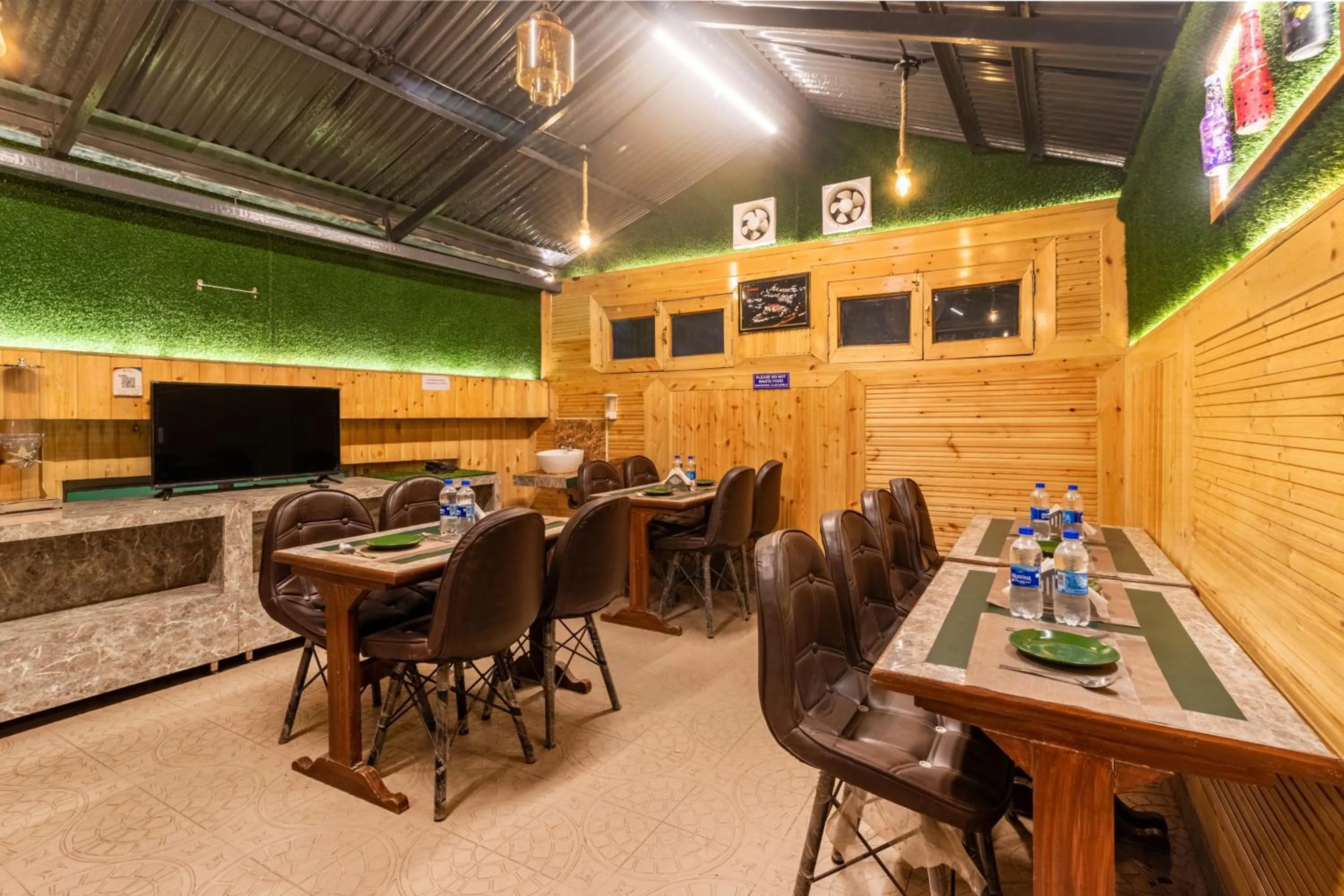 Restaurant/places to eat in Treebo Greenland, Mall Road