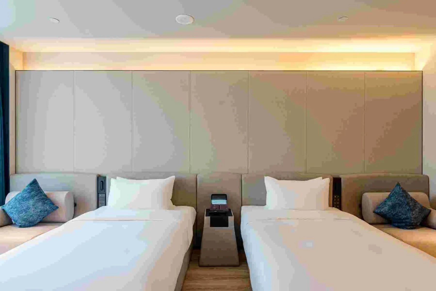 Bed in Crystal Hotel Shanghai North Sichuan Road on the Bund