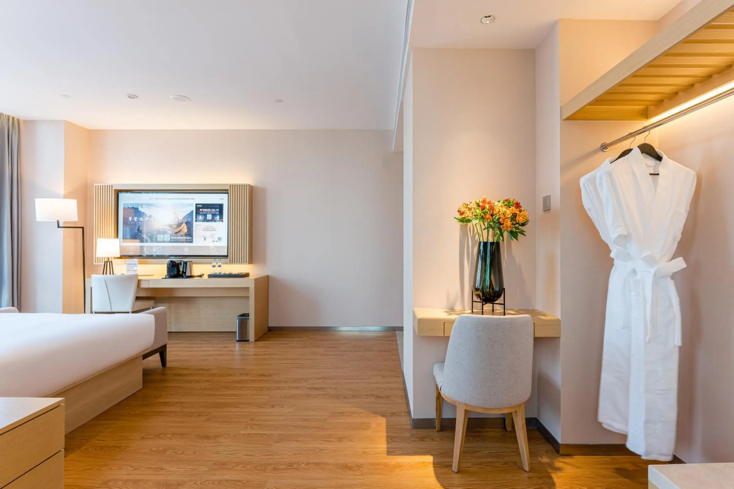 wardrobe, Bed in Crystal Hotel Shanghai North Sichuan Road on the Bund wardrobe, Bed in Crystal Hotel Shanghai North Sichuan Road on the Bund