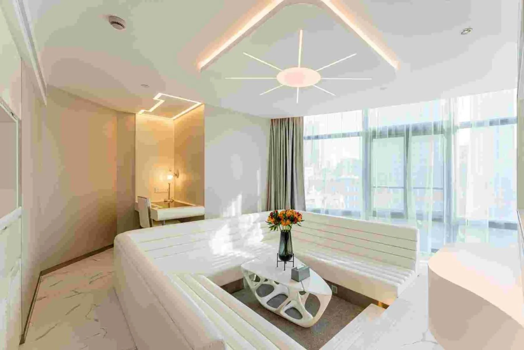 Seating area, Bed in Crystal Hotel Shanghai North Sichuan Road on the Bund