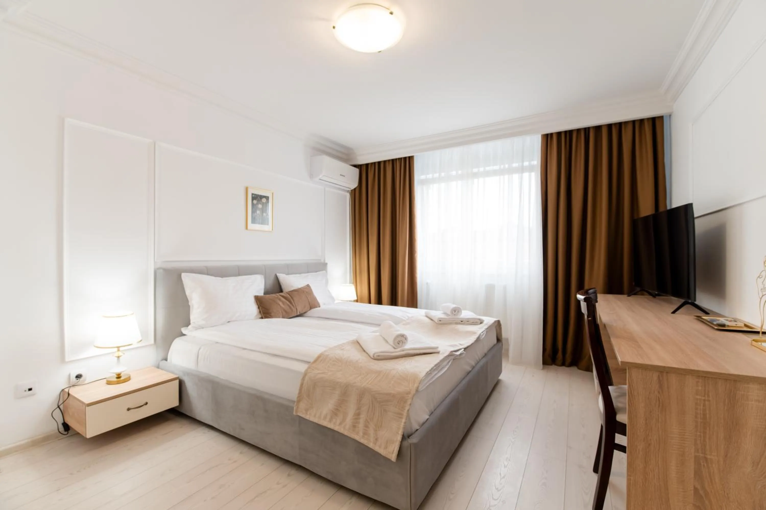 Bed in Hotel Royal Plaza By TimHotels