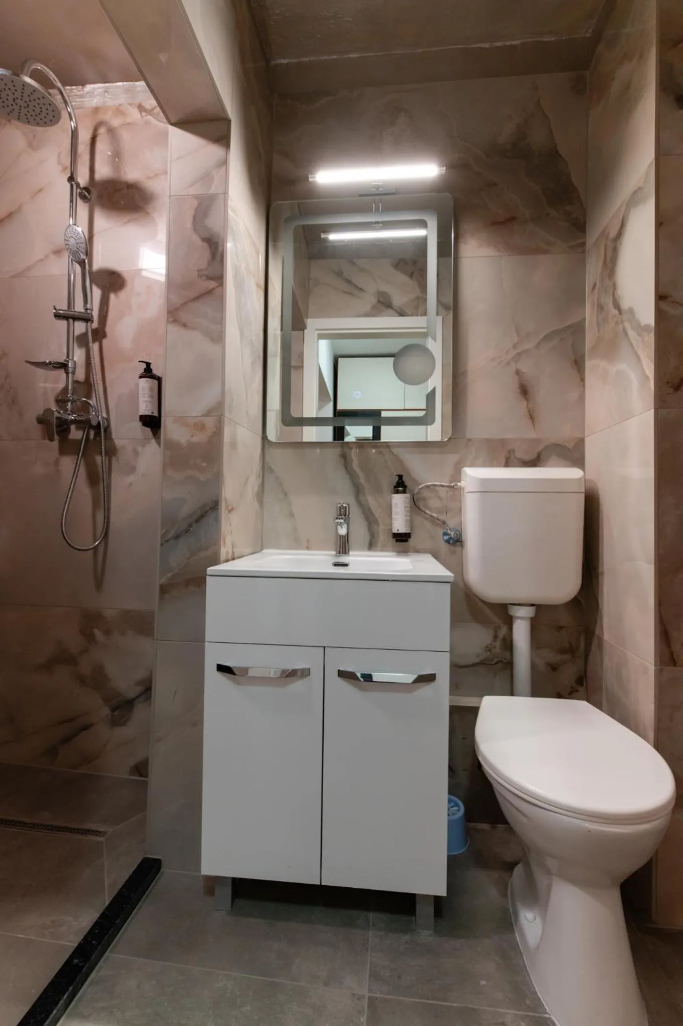 Shower in Hotel Royal Plaza By TimHotels