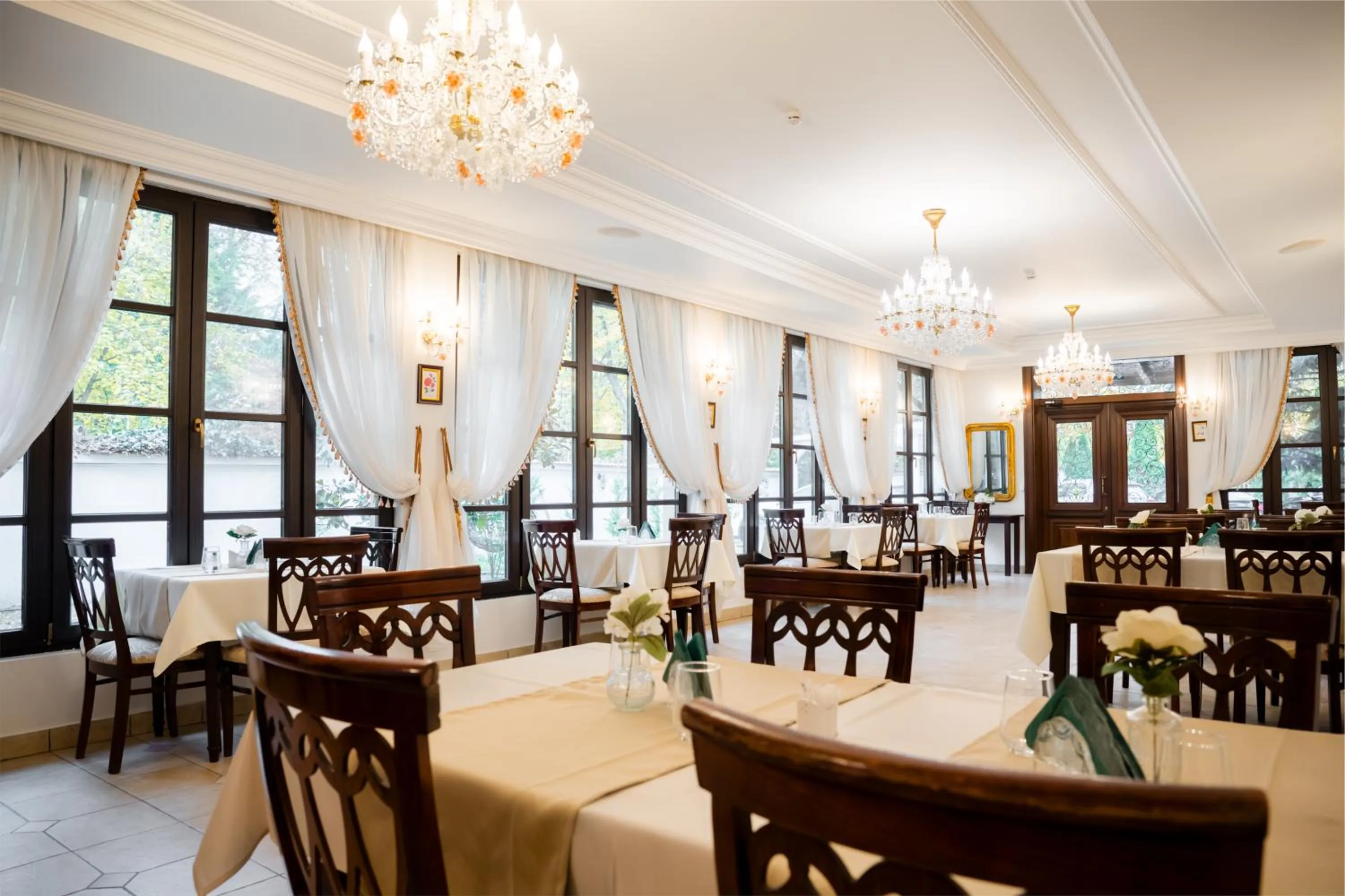 Restaurant/places to eat in Hotel Royal Plaza By TimHotels