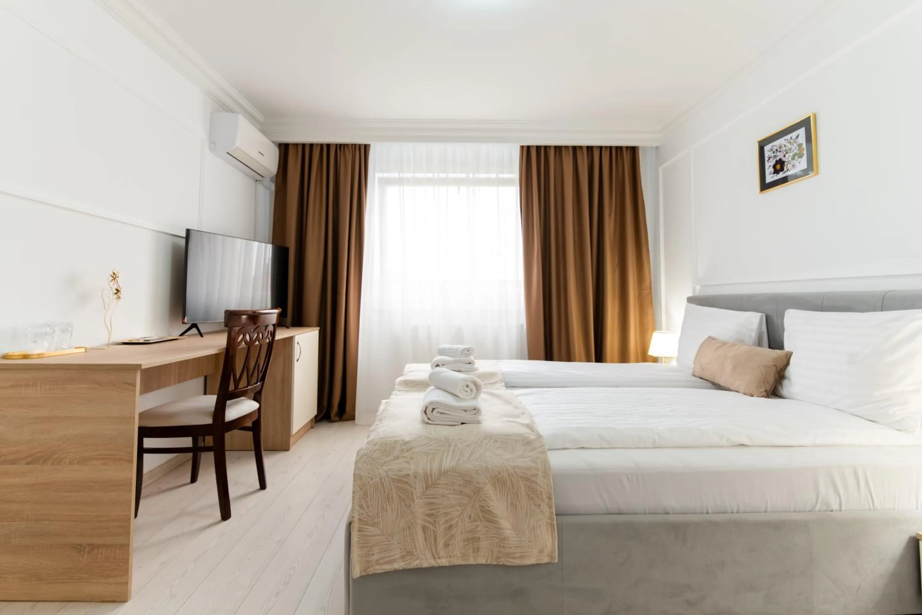 Bed in Hotel Royal Plaza By TimHotels