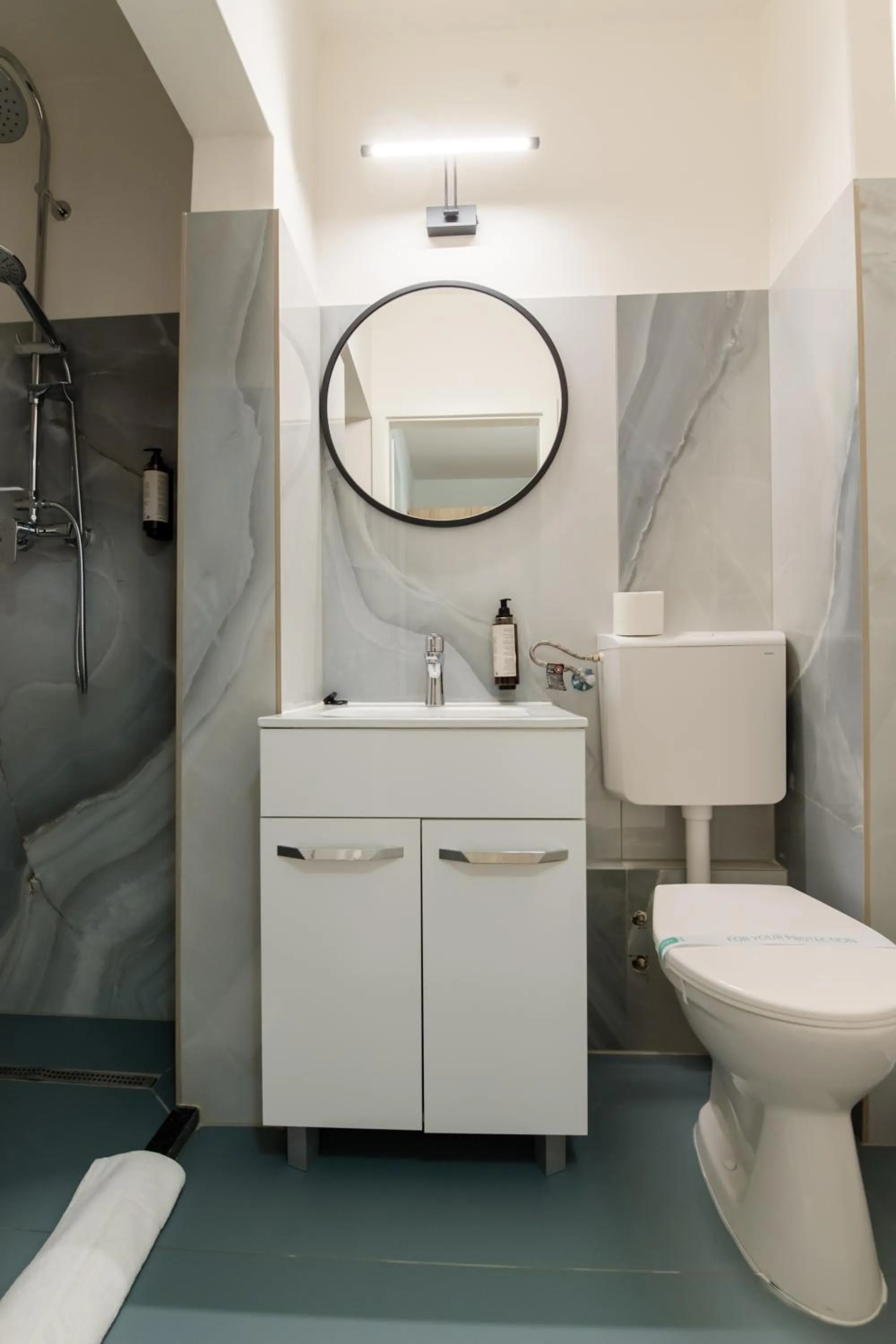 Bathroom in Hotel Royal Plaza By TimHotels