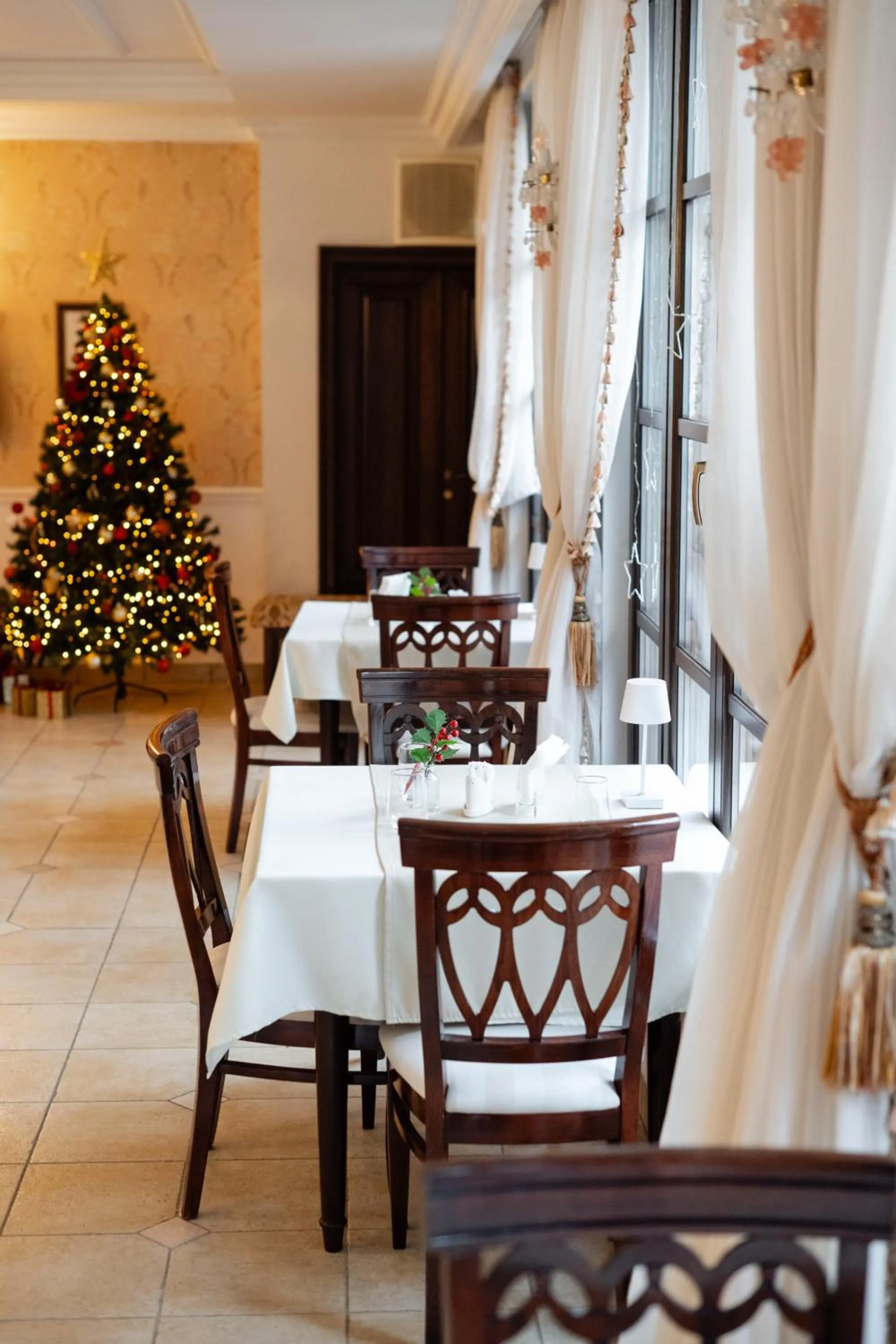 Restaurant/places to eat in Hotel Royal Plaza By TimHotels