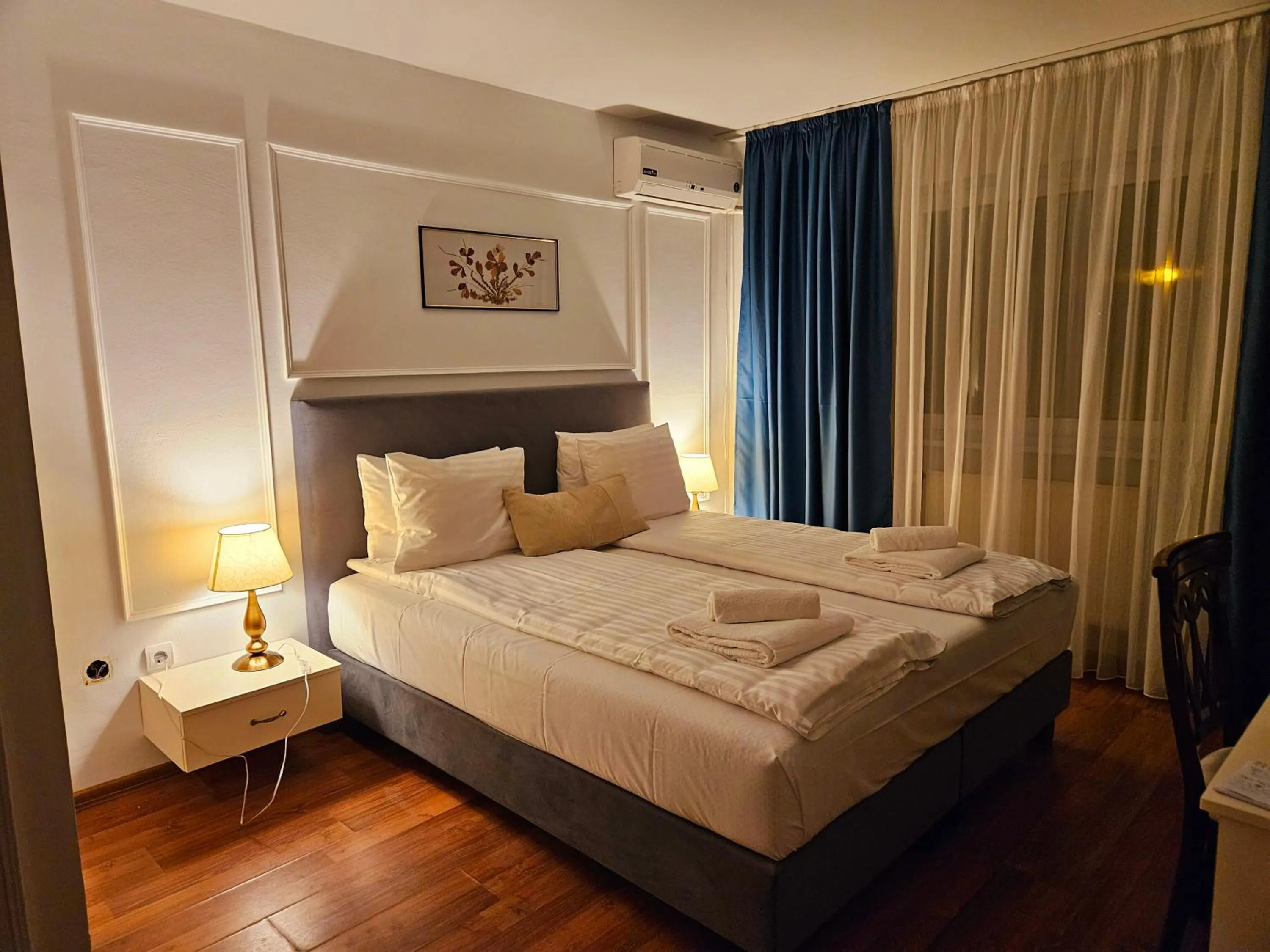 Bed in Hotel Royal Plaza By TimHotels