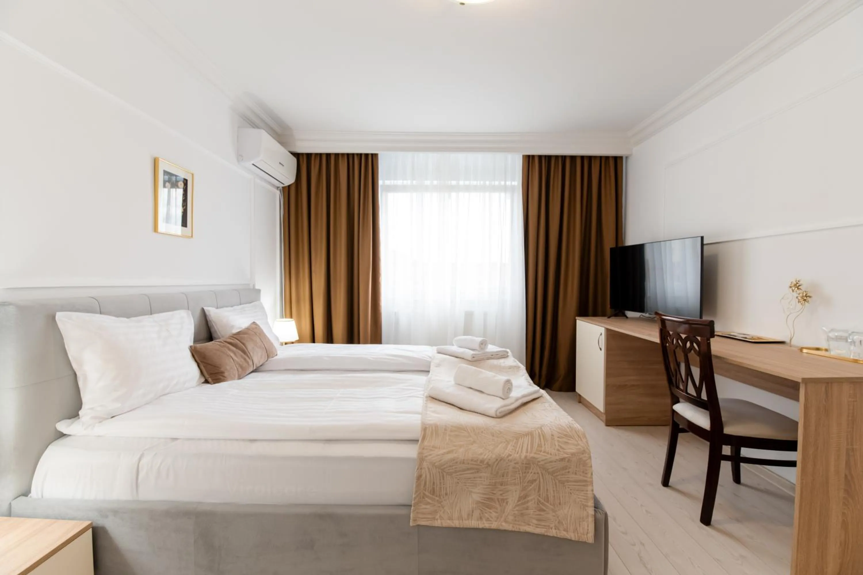 Communal lounge/ TV room, Bed in Hotel Royal Plaza By TimHotels