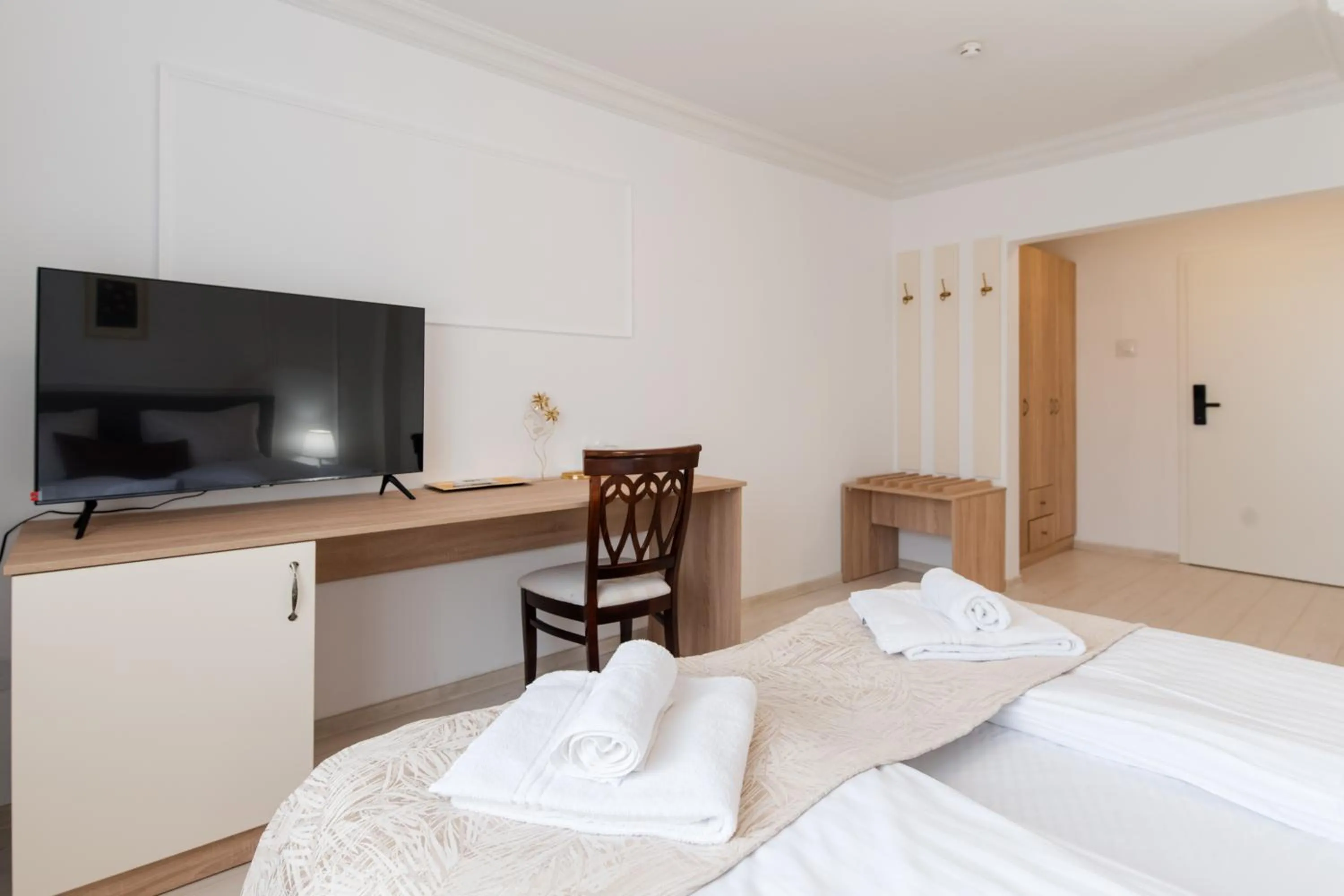 Communal lounge/ TV room, Bed in Hotel Royal Plaza By TimHotels