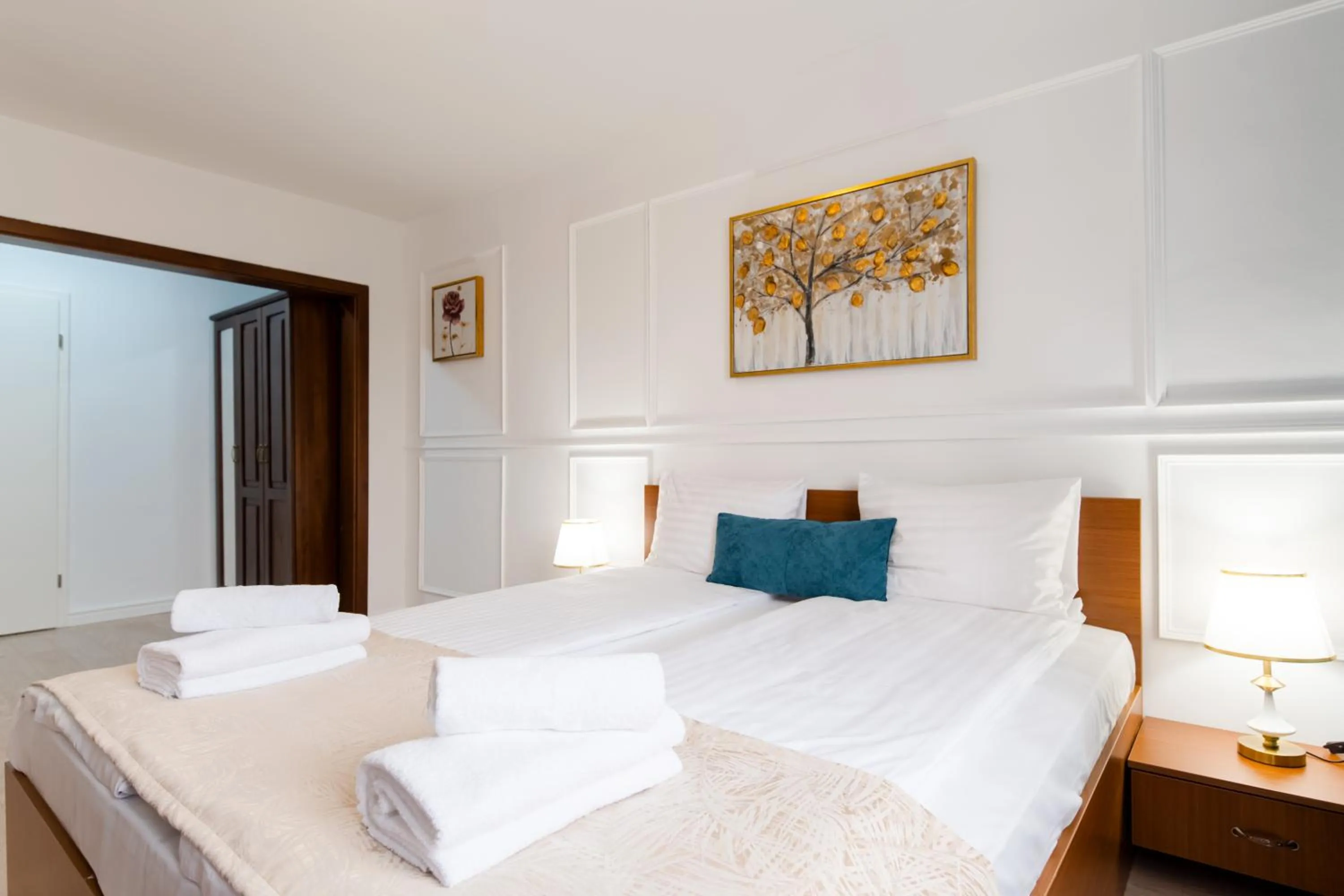 Bed in Hotel Royal Plaza By TimHotels