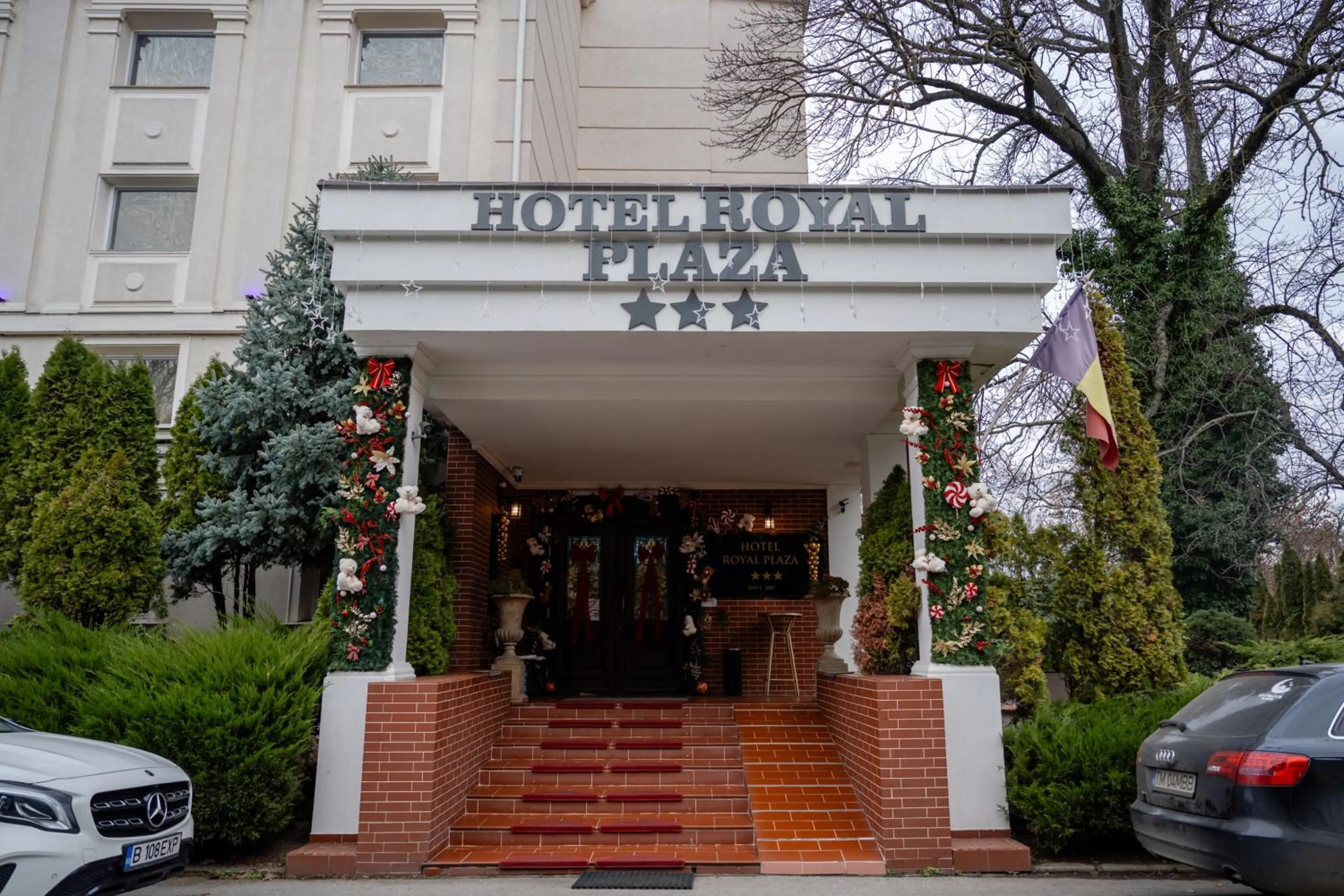 Facade/entrance in Hotel Royal Plaza By TimHotels