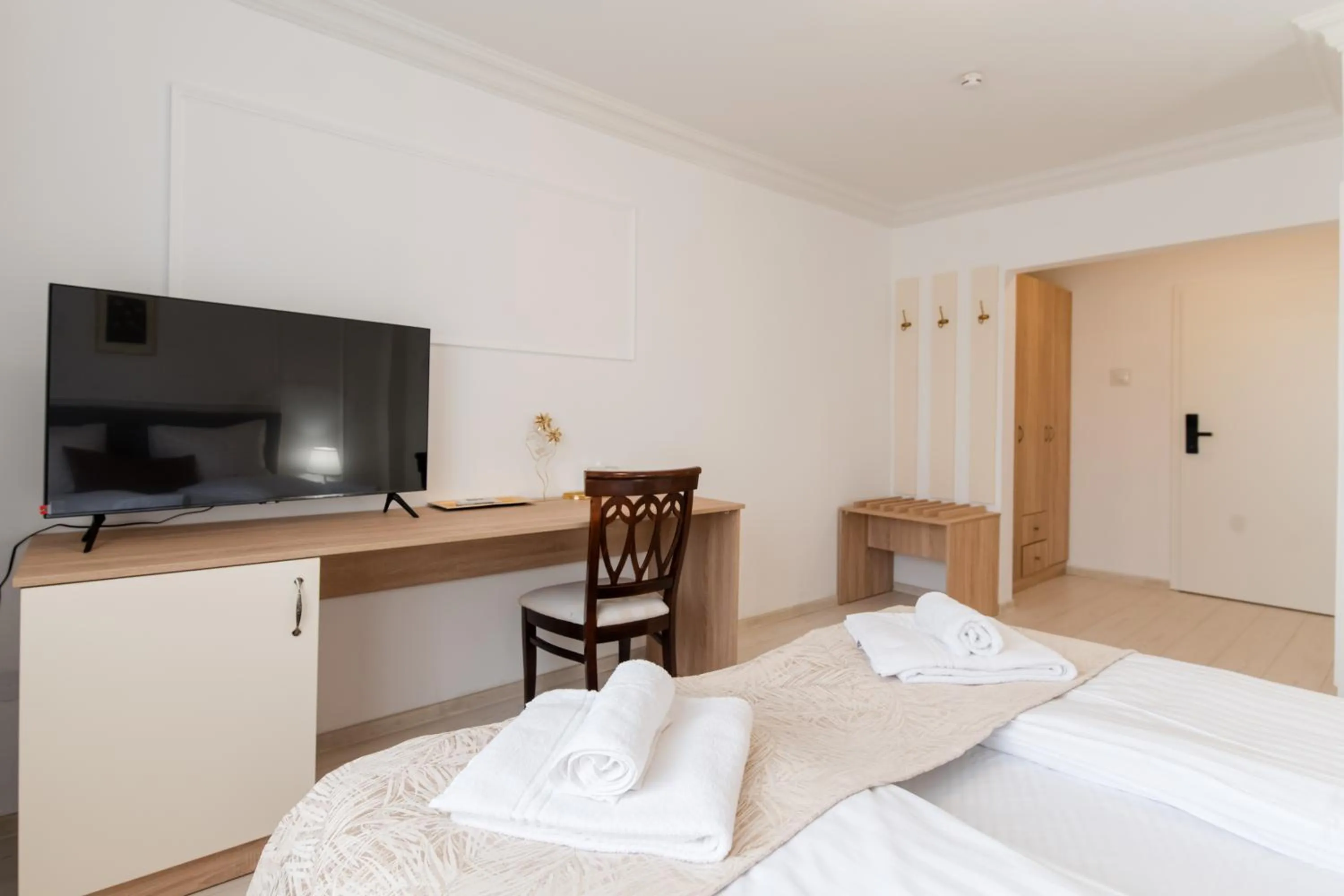 TV and multimedia, Bed in Hotel Royal Plaza By TimHotels