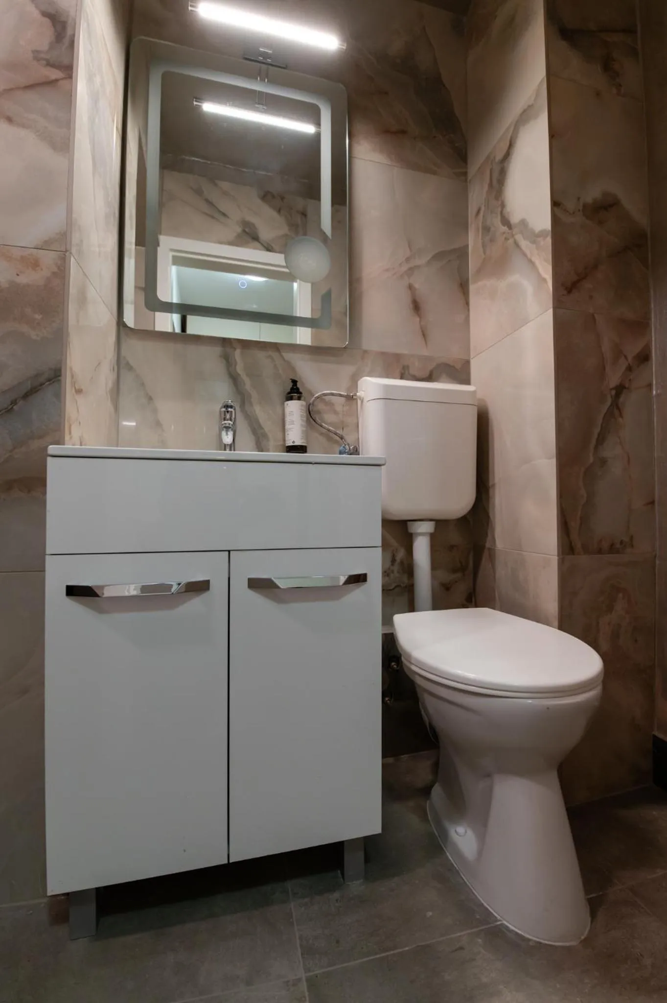 Toilet in Hotel Royal Plaza By TimHotels