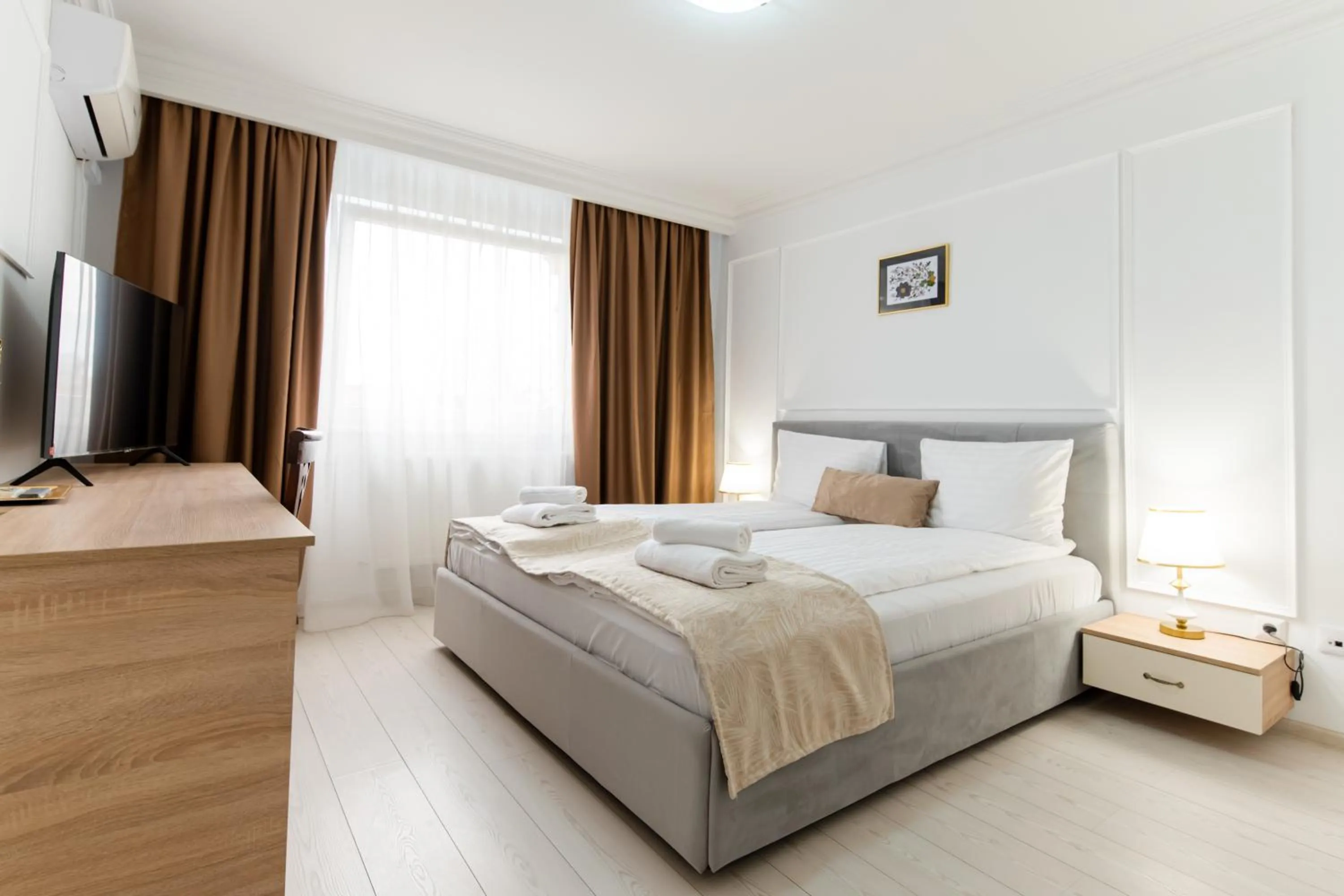 Bed in Hotel Royal Plaza By TimHotels