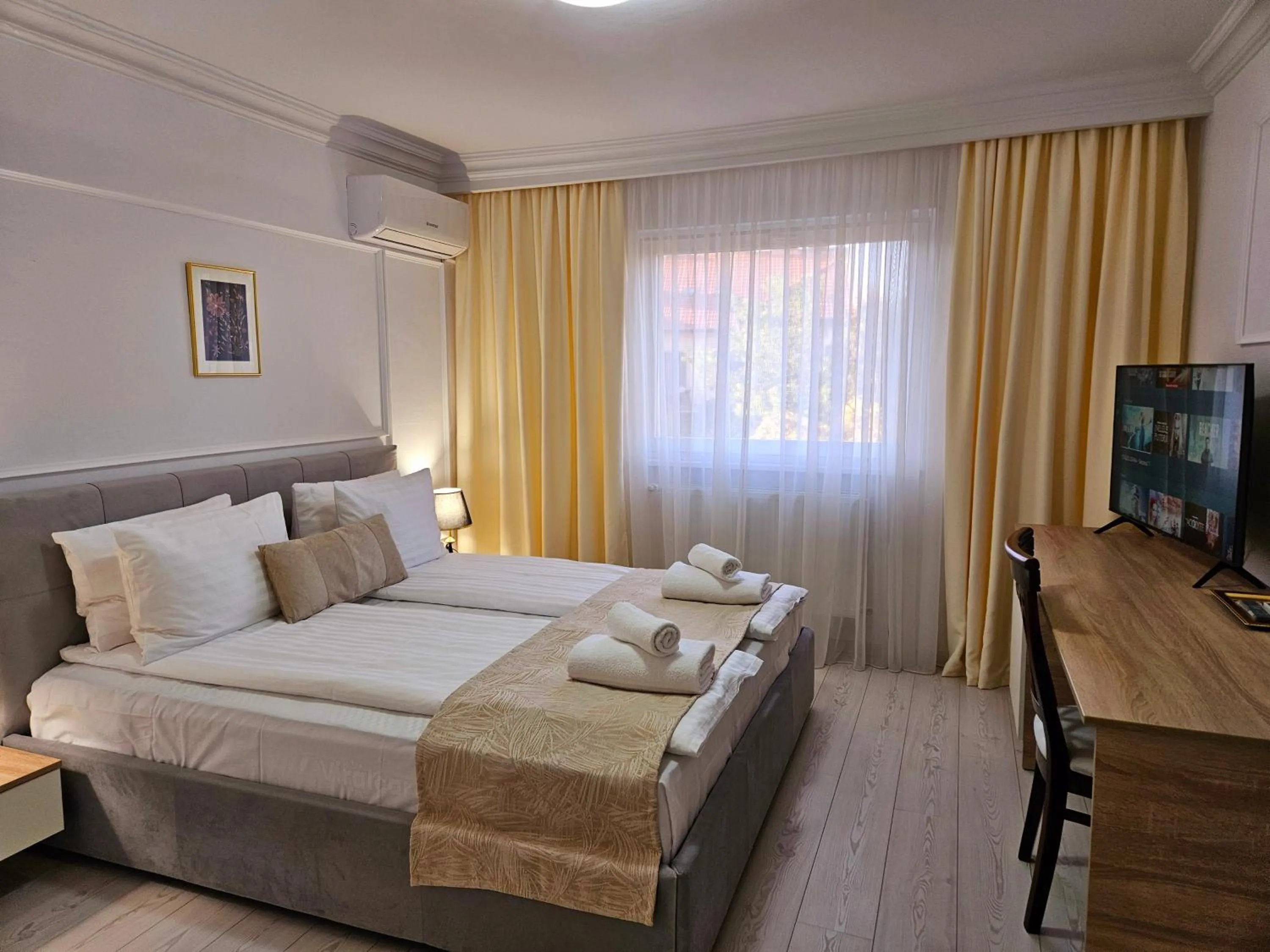 Communal lounge/ TV room, Bed in Hotel Royal Plaza By TimHotels