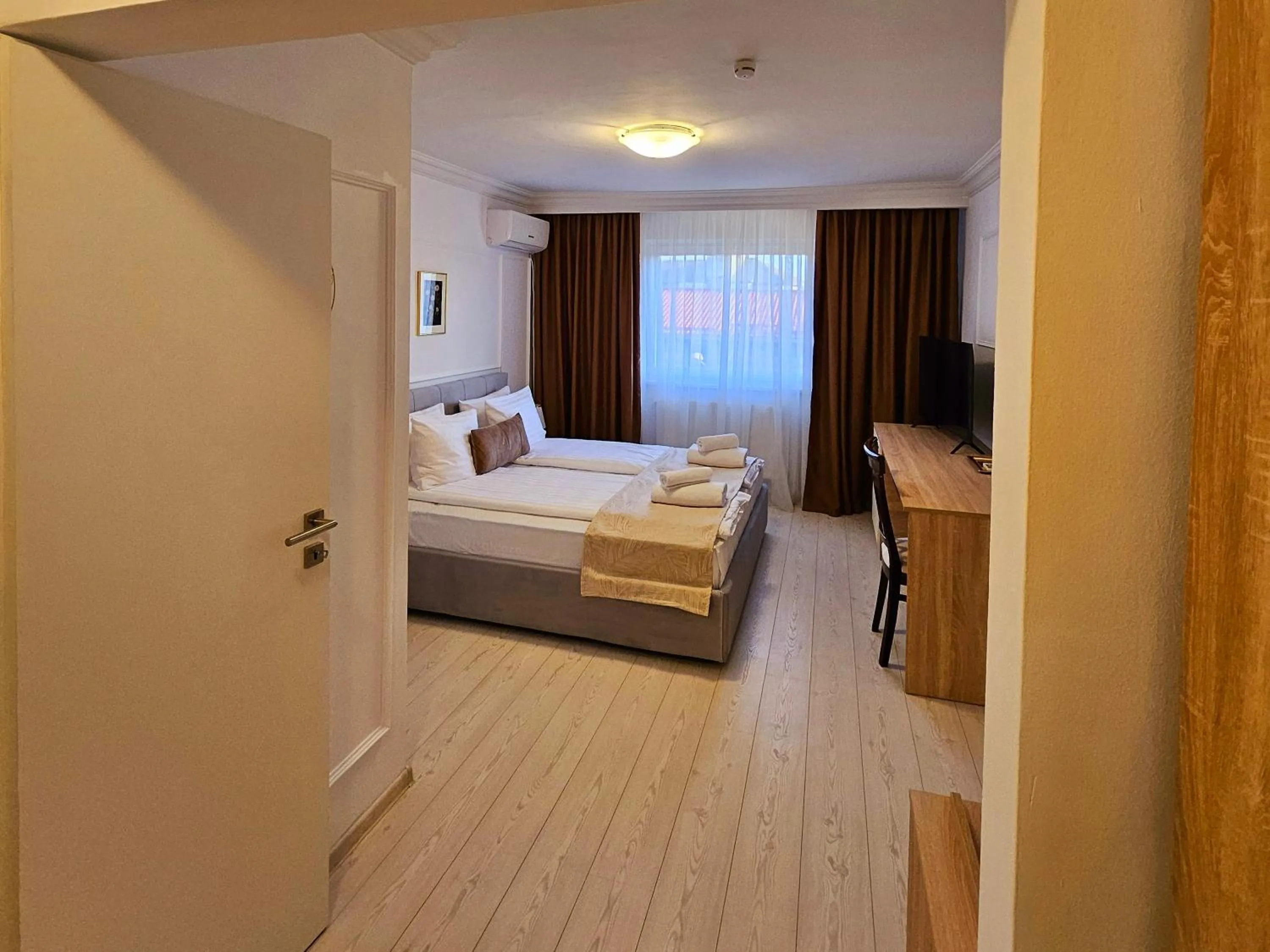 Bed in Hotel Royal Plaza By TimHotels