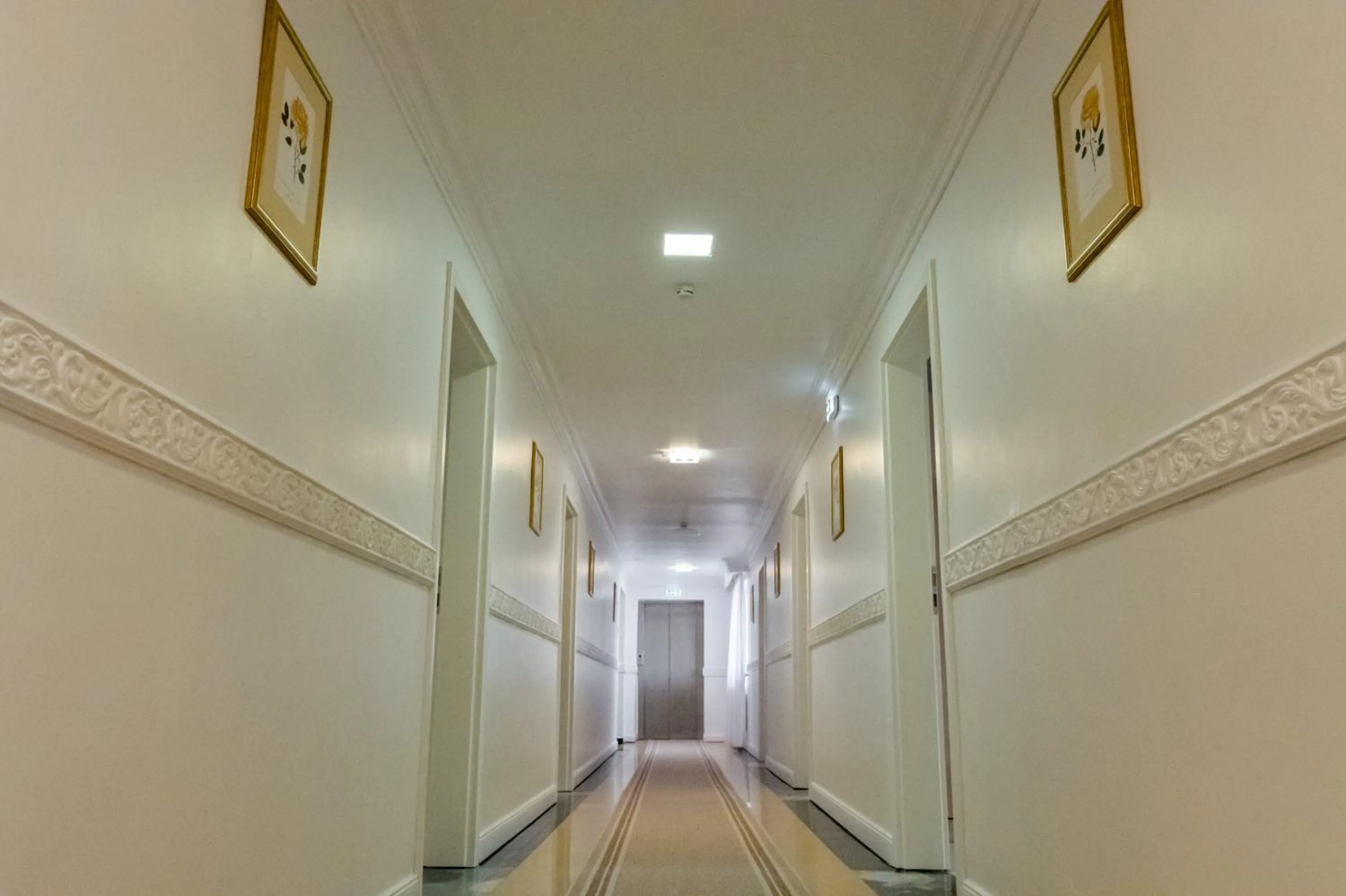 Lobby or reception in Hotel Royal Plaza By TimHotels