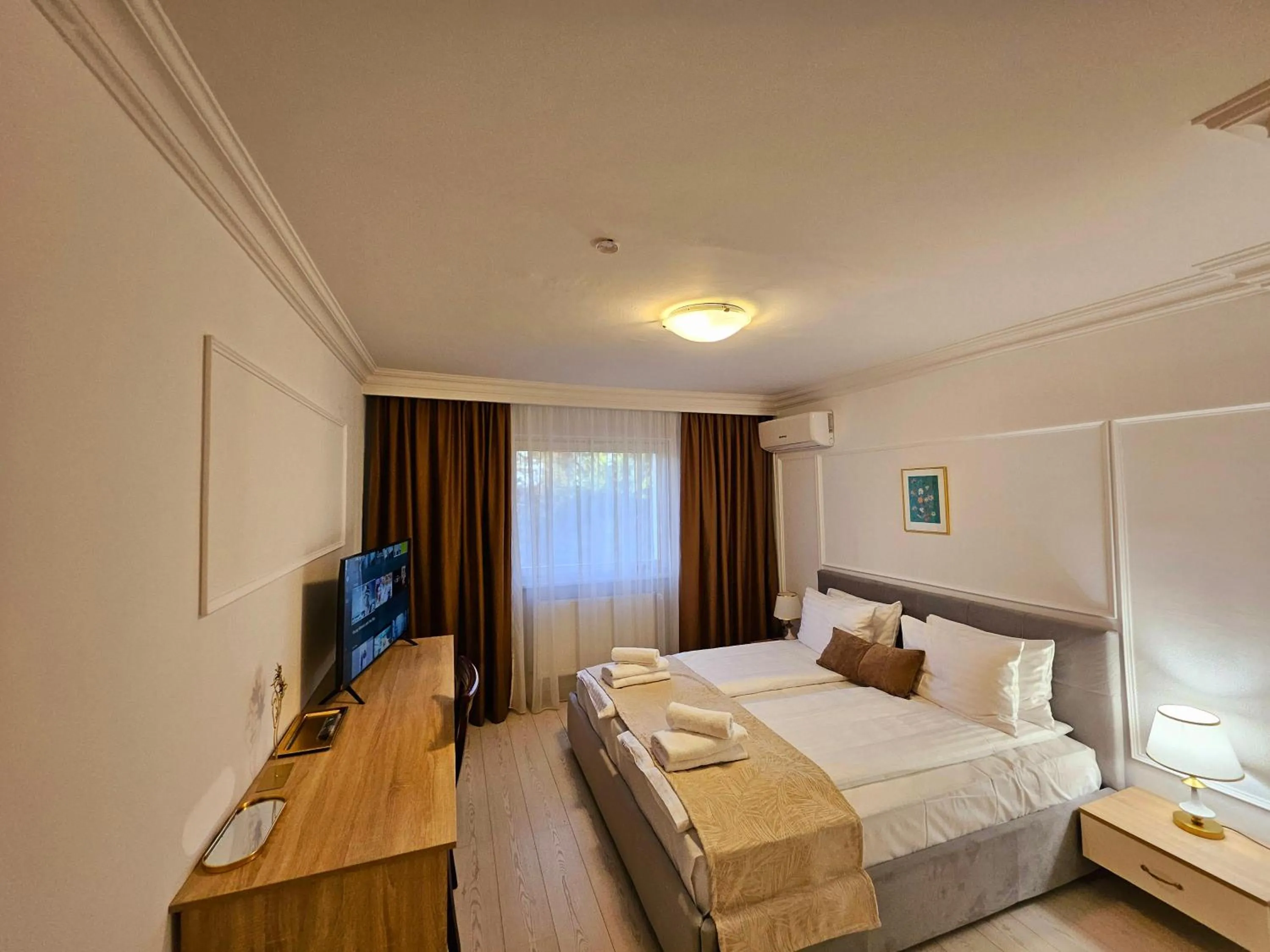 Bed in Hotel Royal Plaza By TimHotels