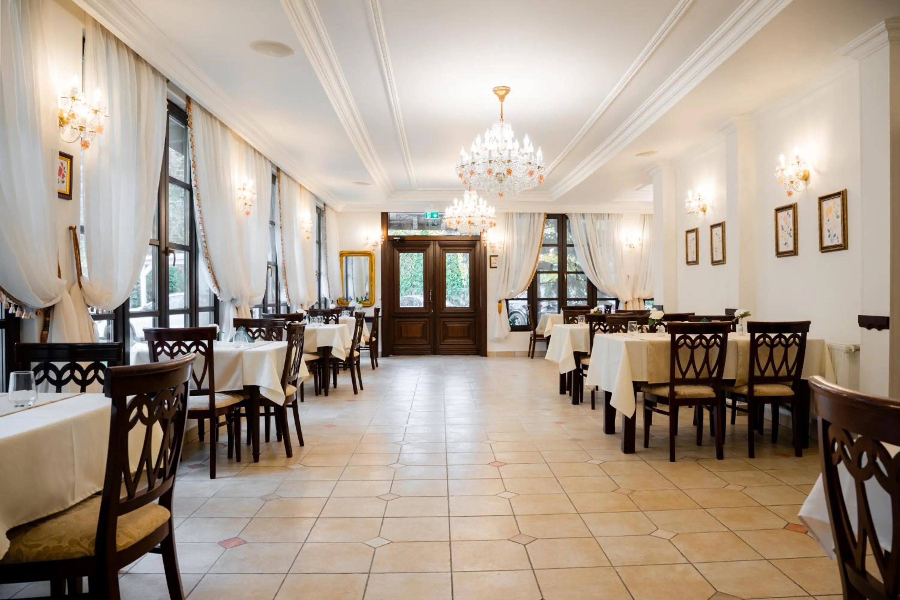 Restaurant/places to eat in Hotel Royal Plaza By TimHotels