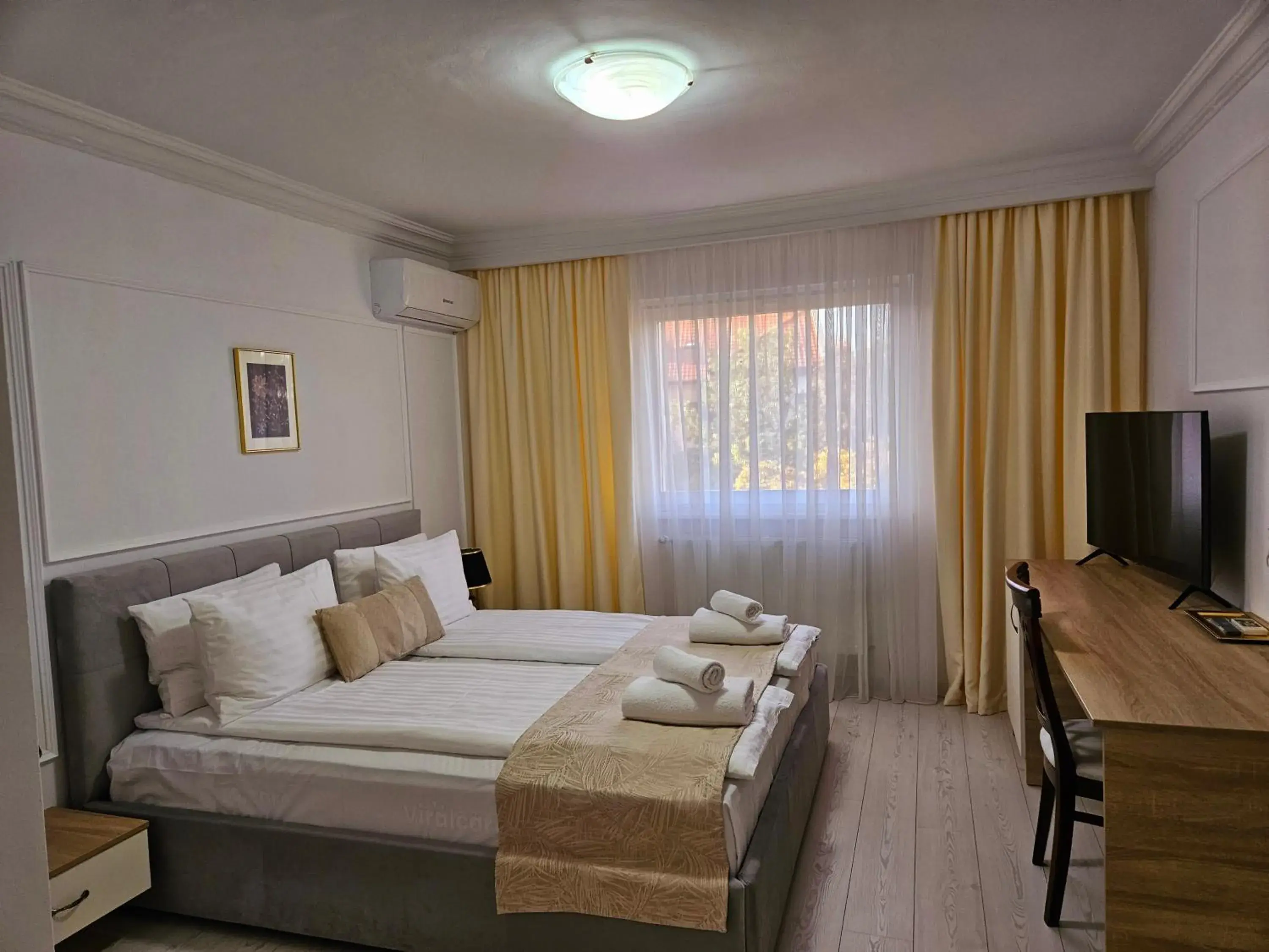 Communal lounge/ TV room, Bed in Hotel Royal Plaza By TimHotels Communal lounge/ TV room, Bed in Hotel Royal Plaza By TimHotels