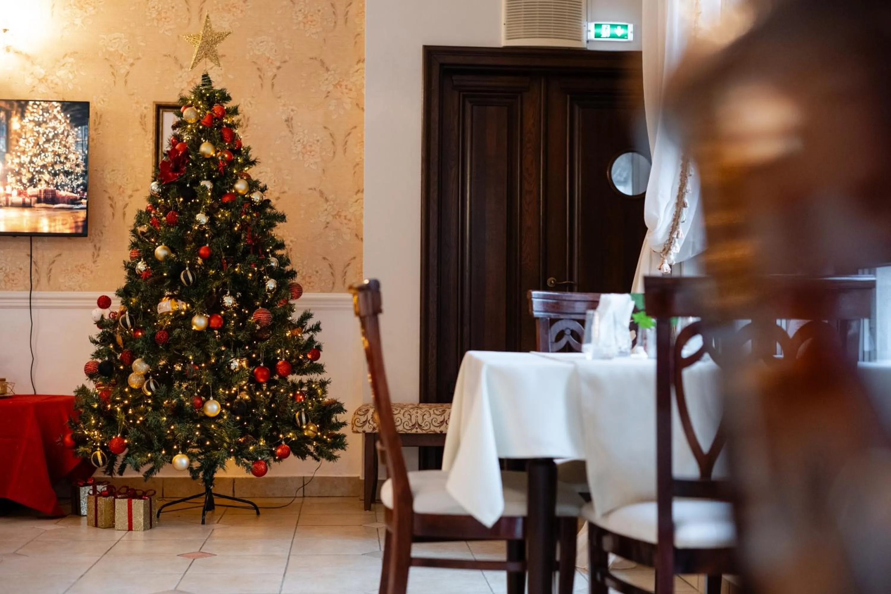 Restaurant/places to eat in Hotel Royal Plaza By TimHotels