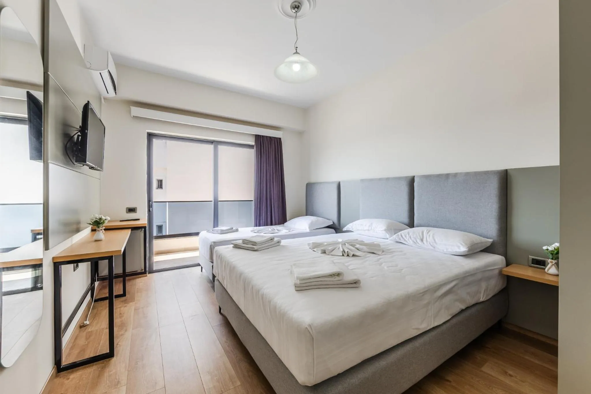 Superior Triple Room with Side Sea View in Hotel Kompleks Joni