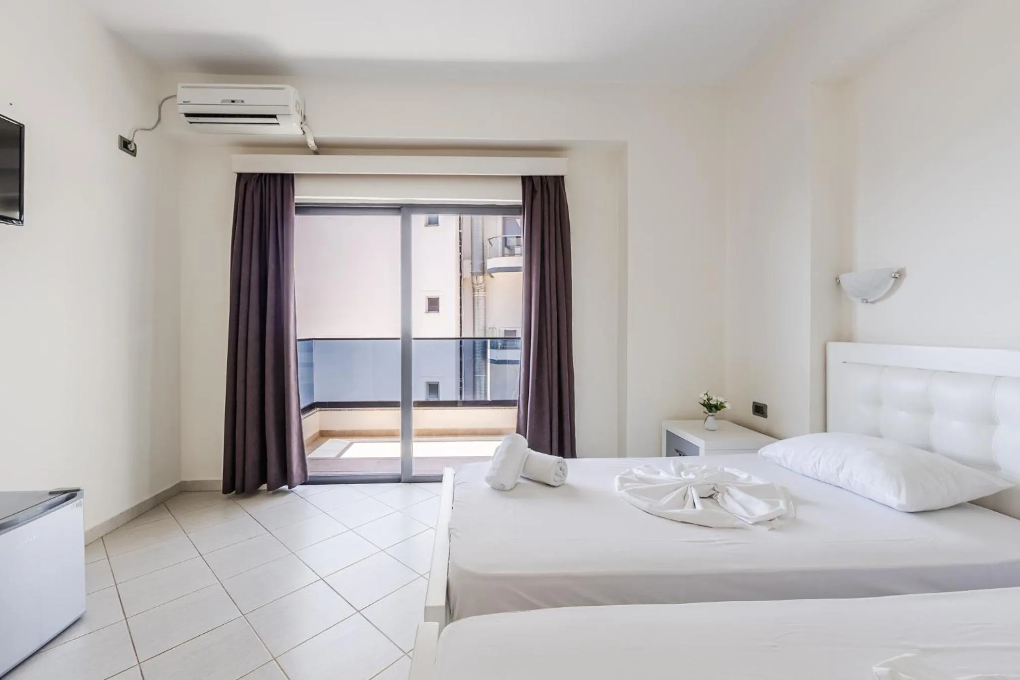 Twin Room with Side Sea View in Hotel Kompleks Joni