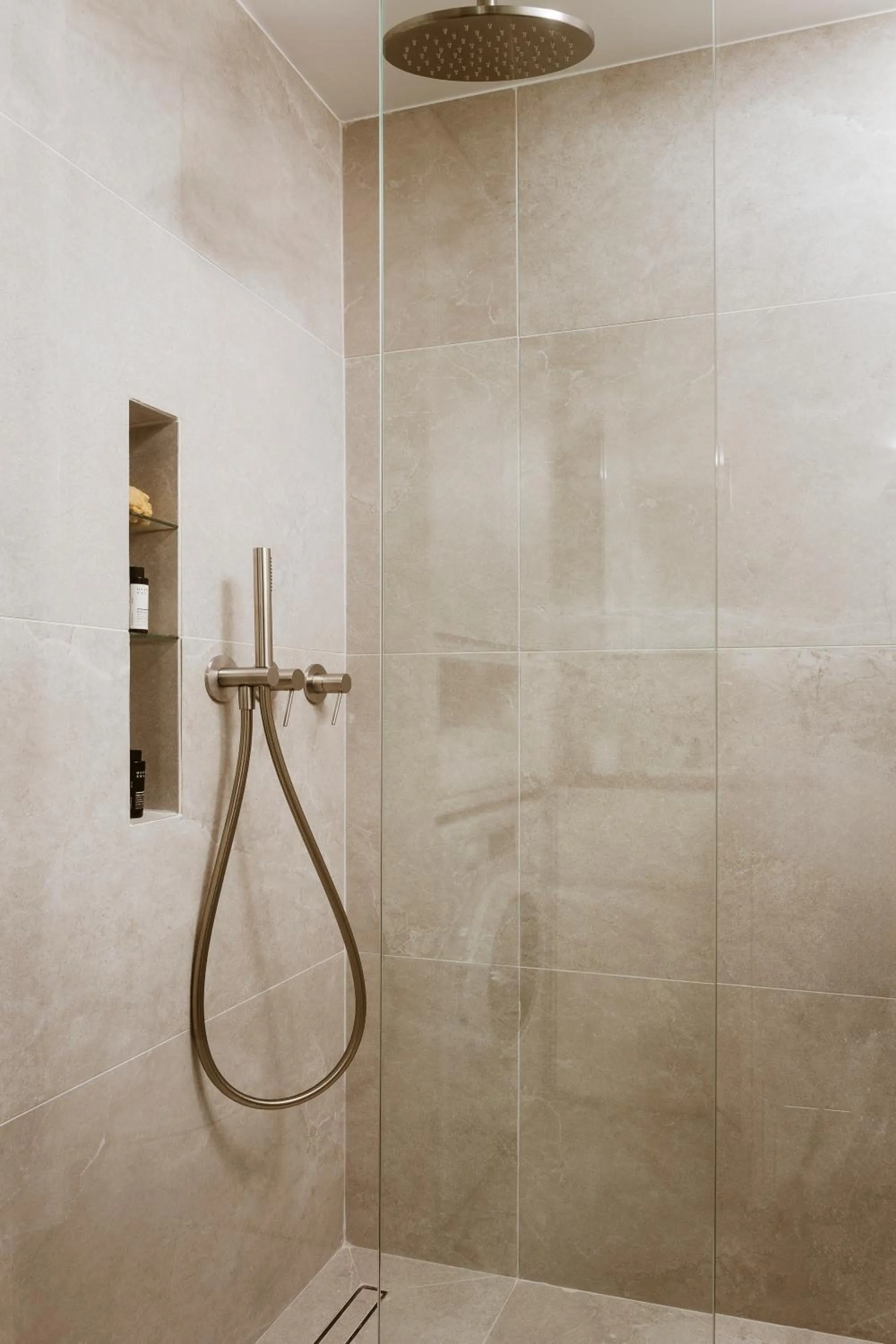 Shower in Likno Athens