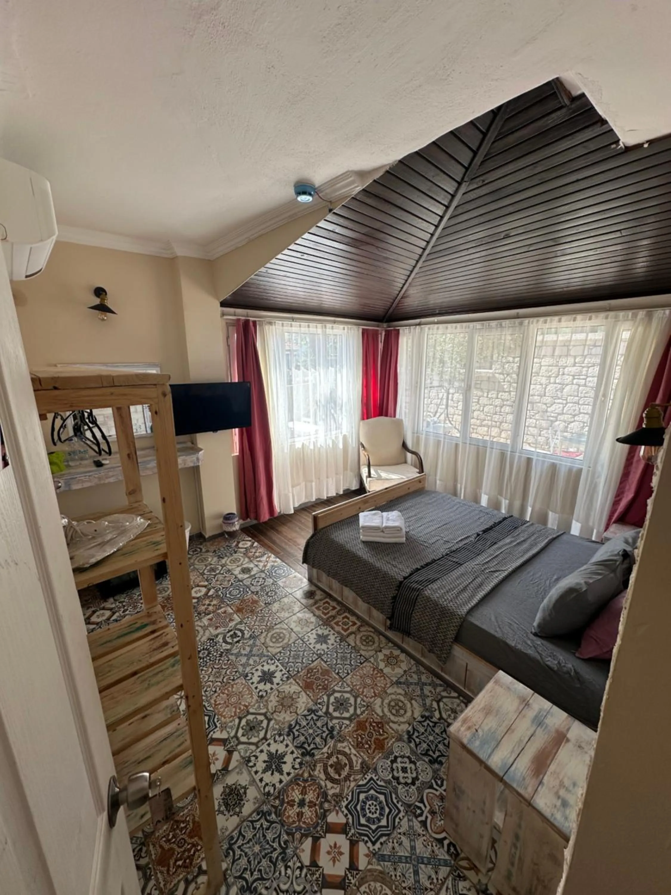 Photo of the whole room in Kekik Alaçatı Otel