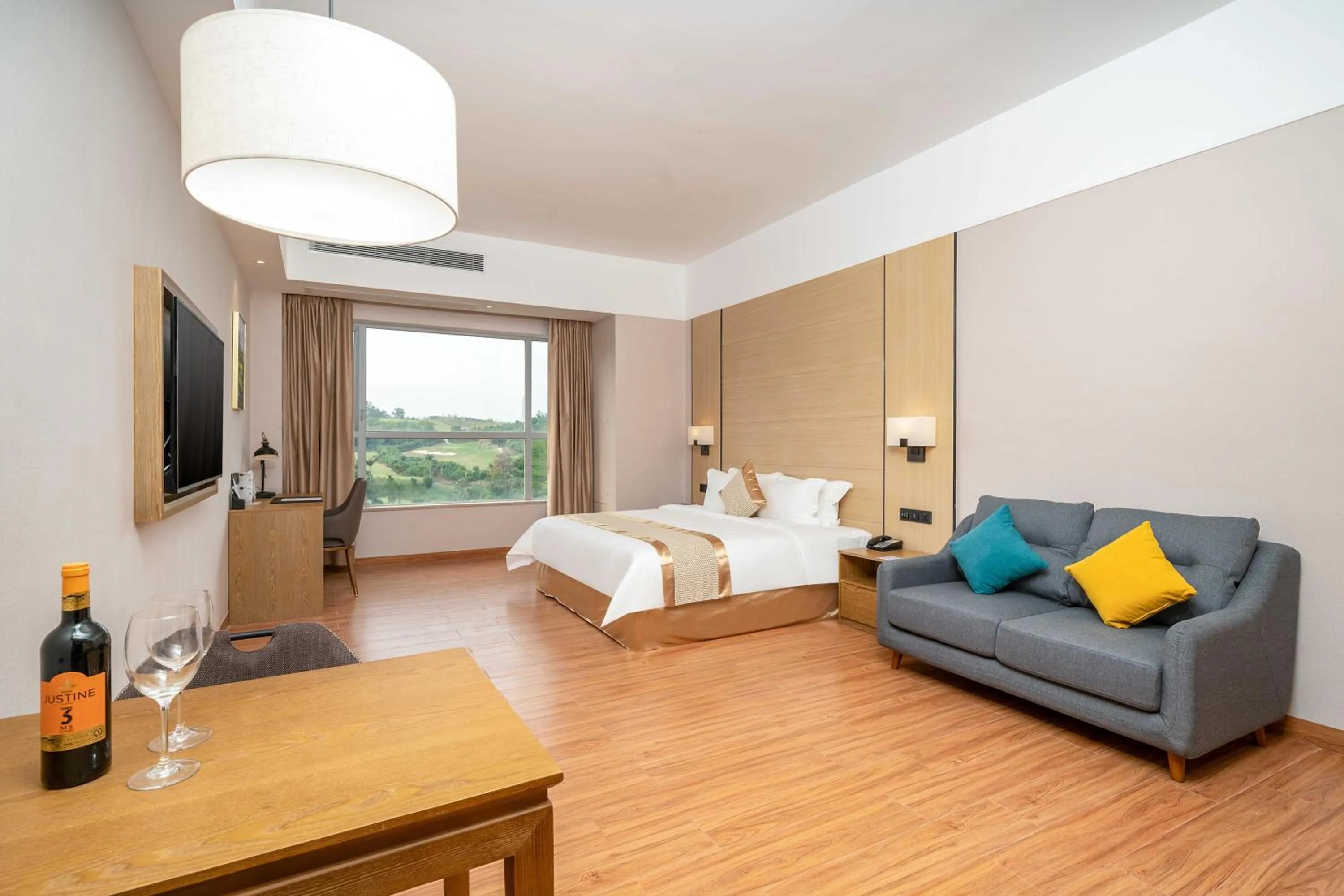Bedroom in Phoenix Hill Hotel Dongguan - Golf Course Shop