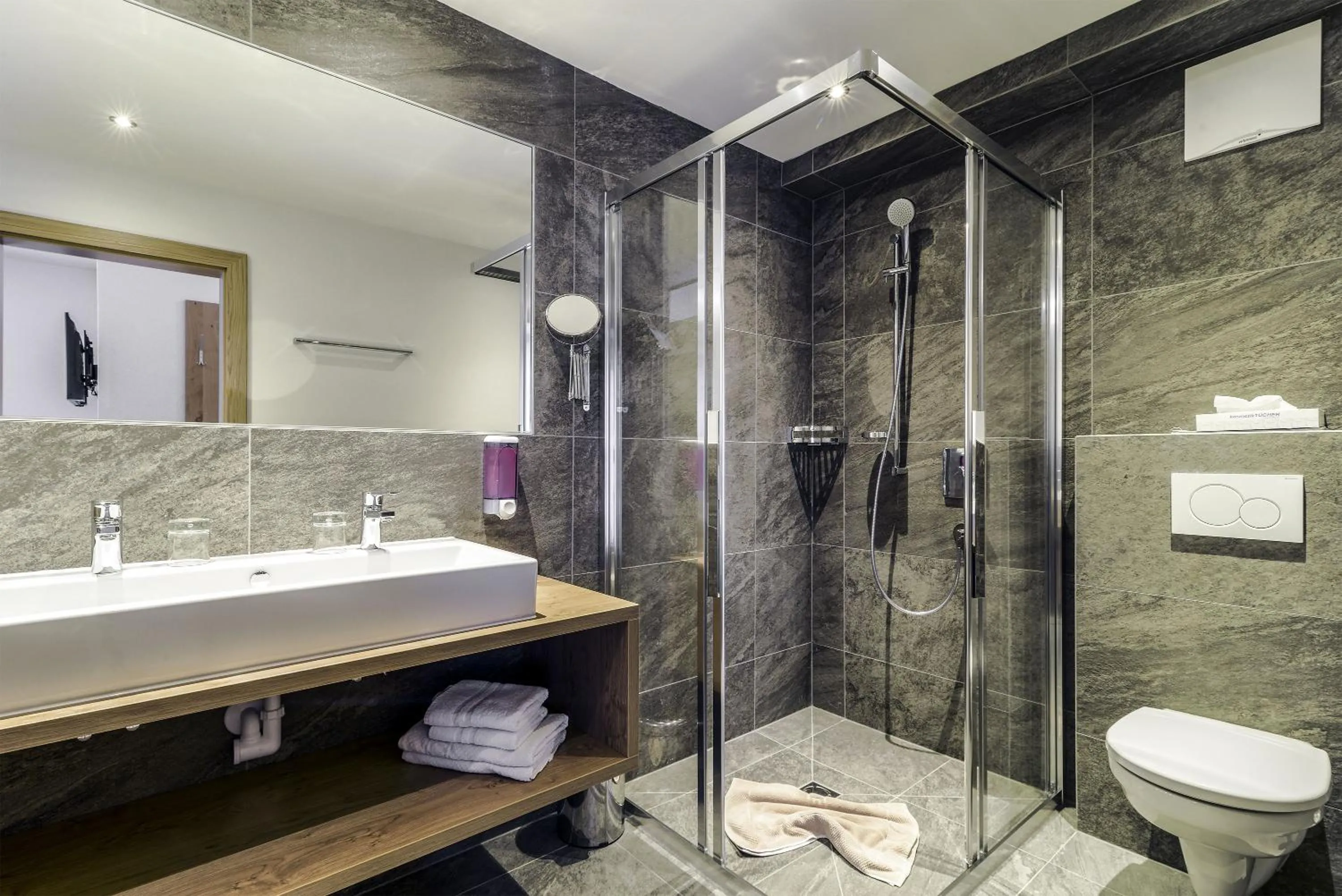 Bathroom in Hotel Enzian Paznaun