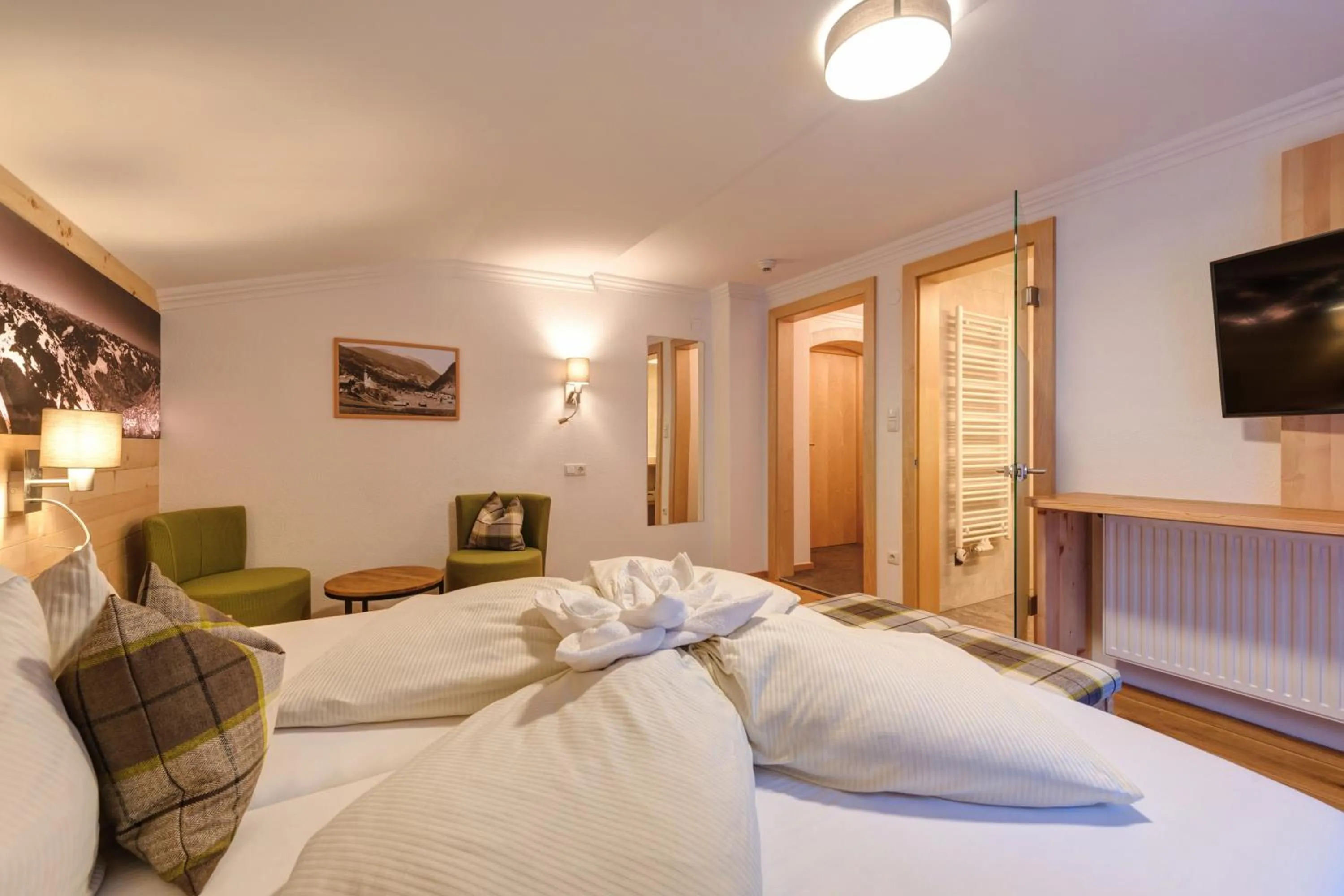 Photo of the whole room, Bed in Hotel Enzian Paznaun