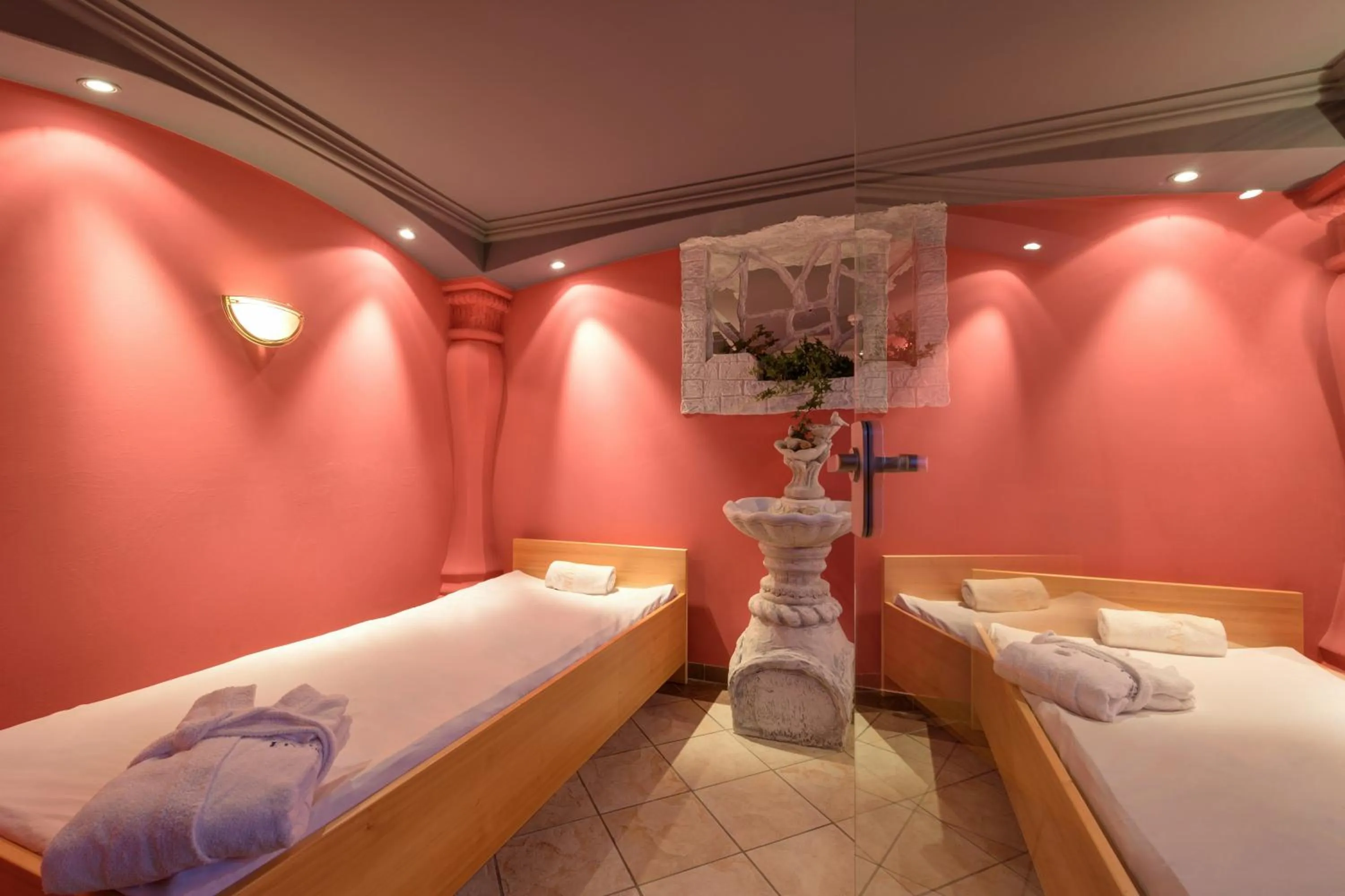Spa and wellness centre/facilities, Bed in Hotel Enzian Paznaun