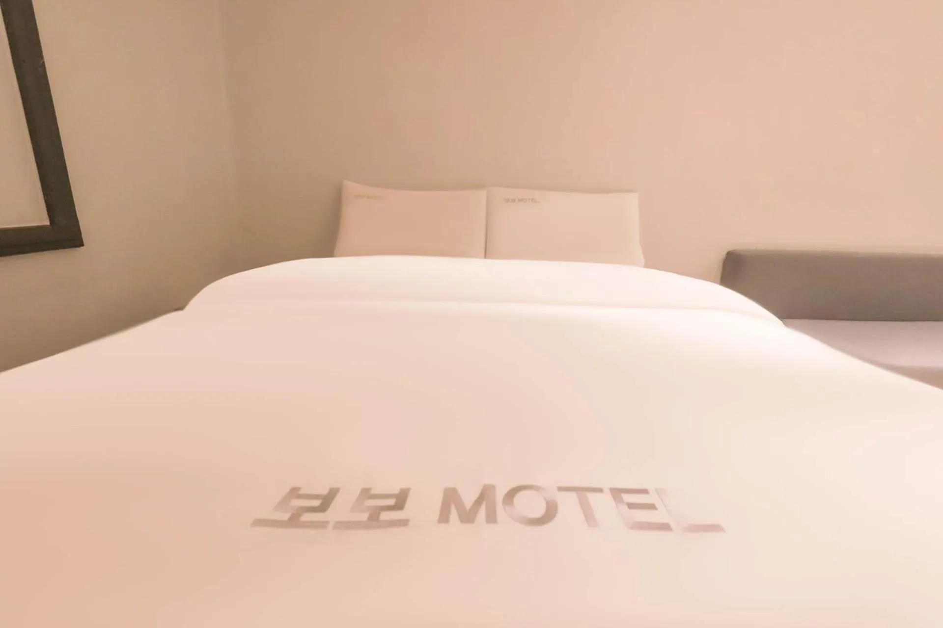 Photo of the whole room, Bed in Vovo Hotel
