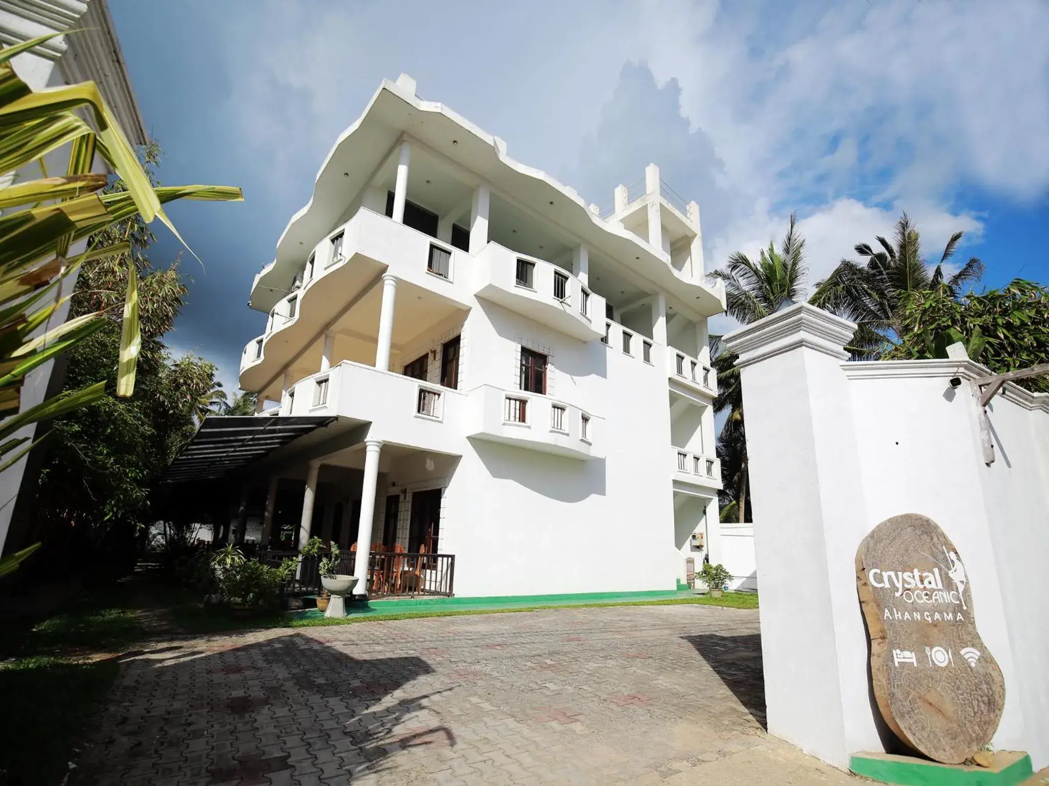 Property building in Crystal Oceanic Property building in Crystal Oceanic