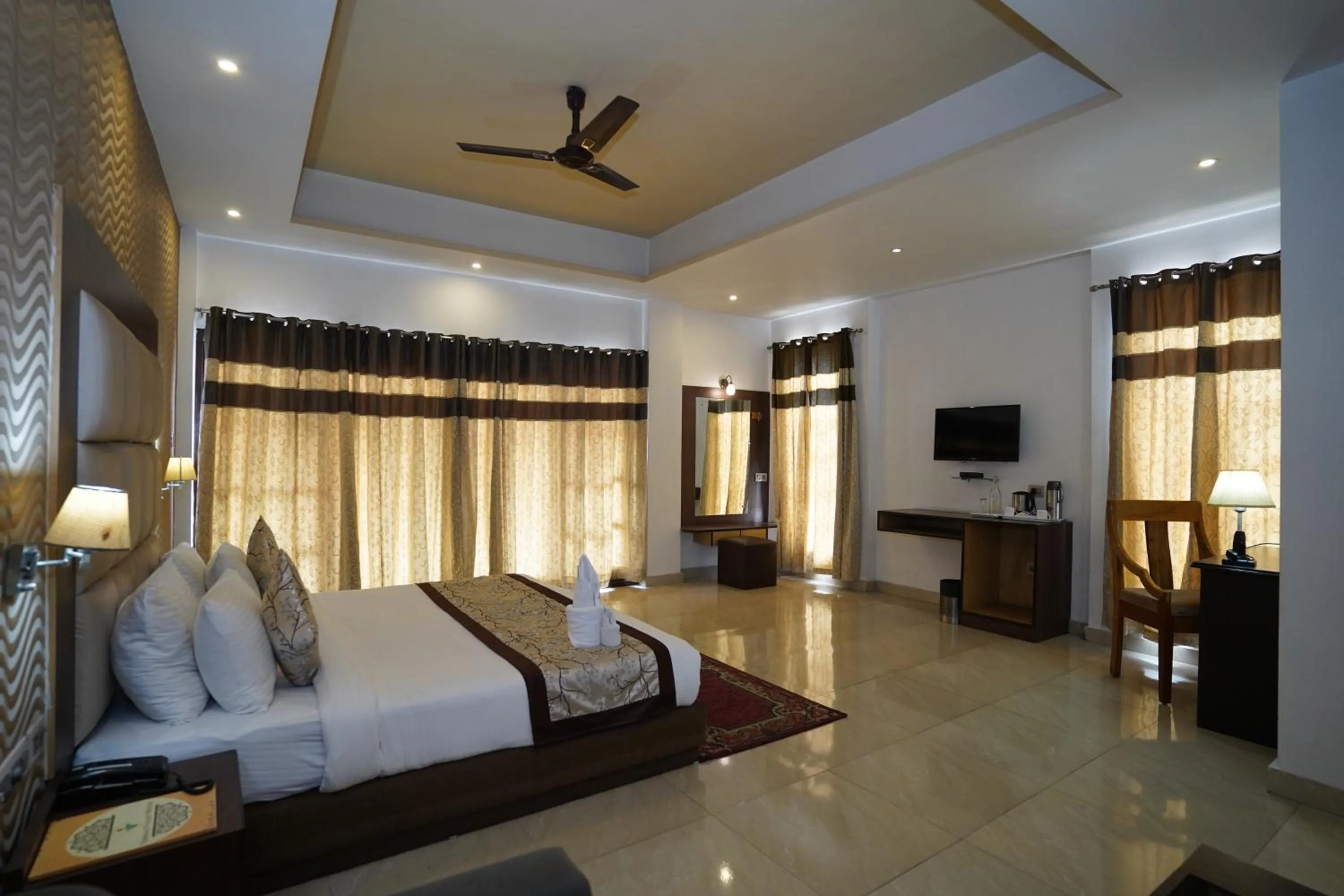 Bedroom, Bed in Terrace Valley Hotel