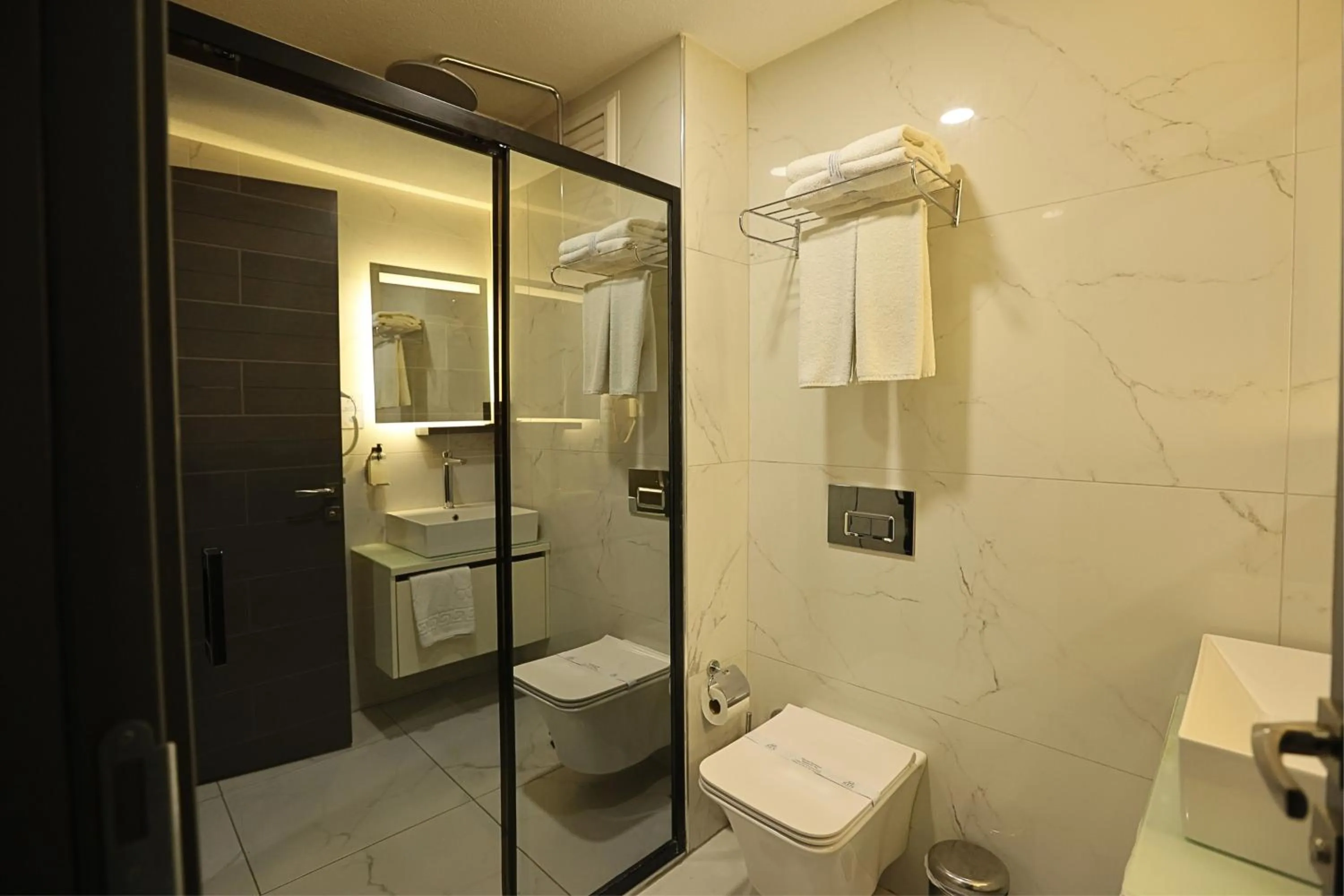 Shower in Ren Business Hotel