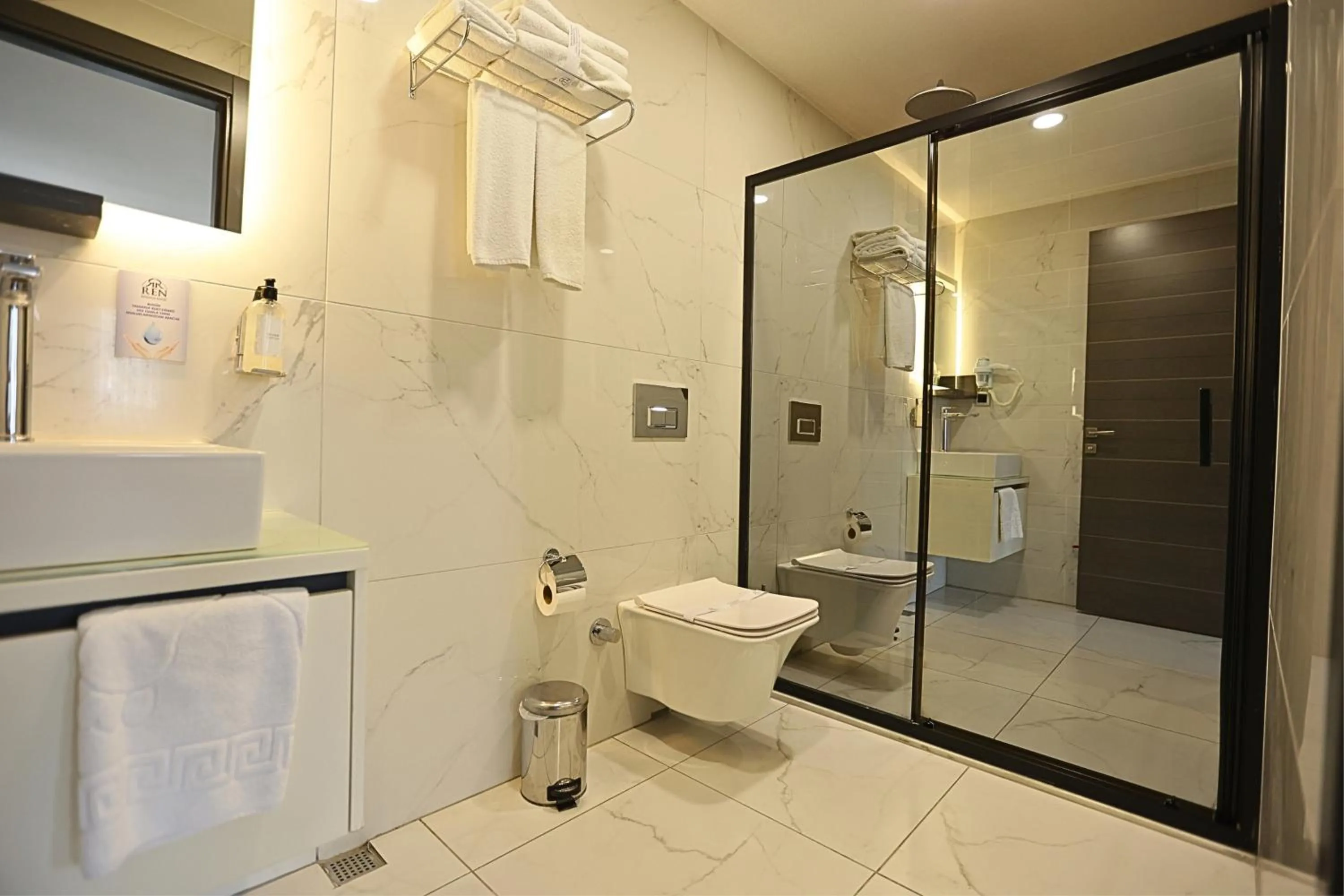 Shower in Ren Business Hotel