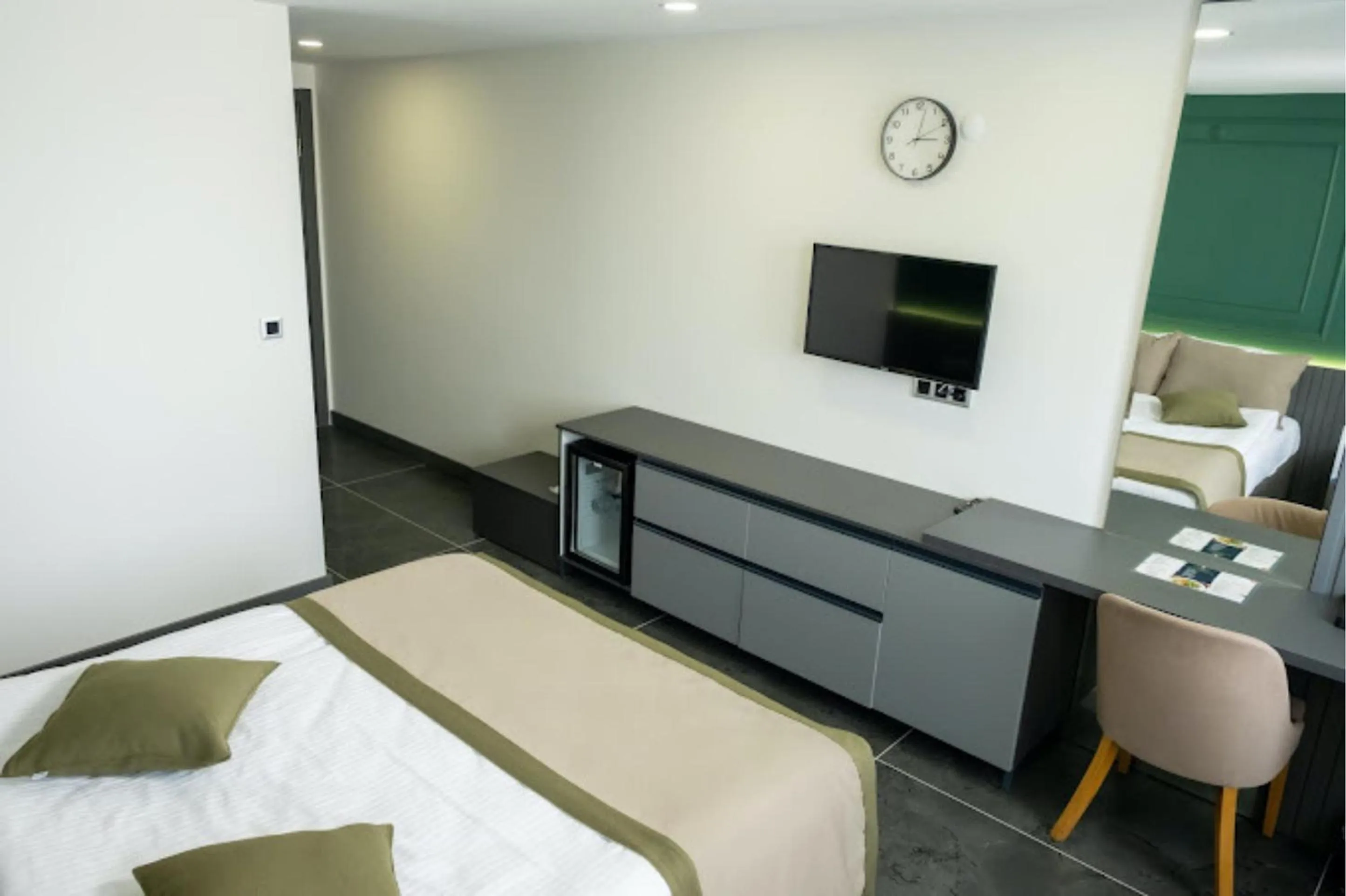 Bed in Ren Business Hotel