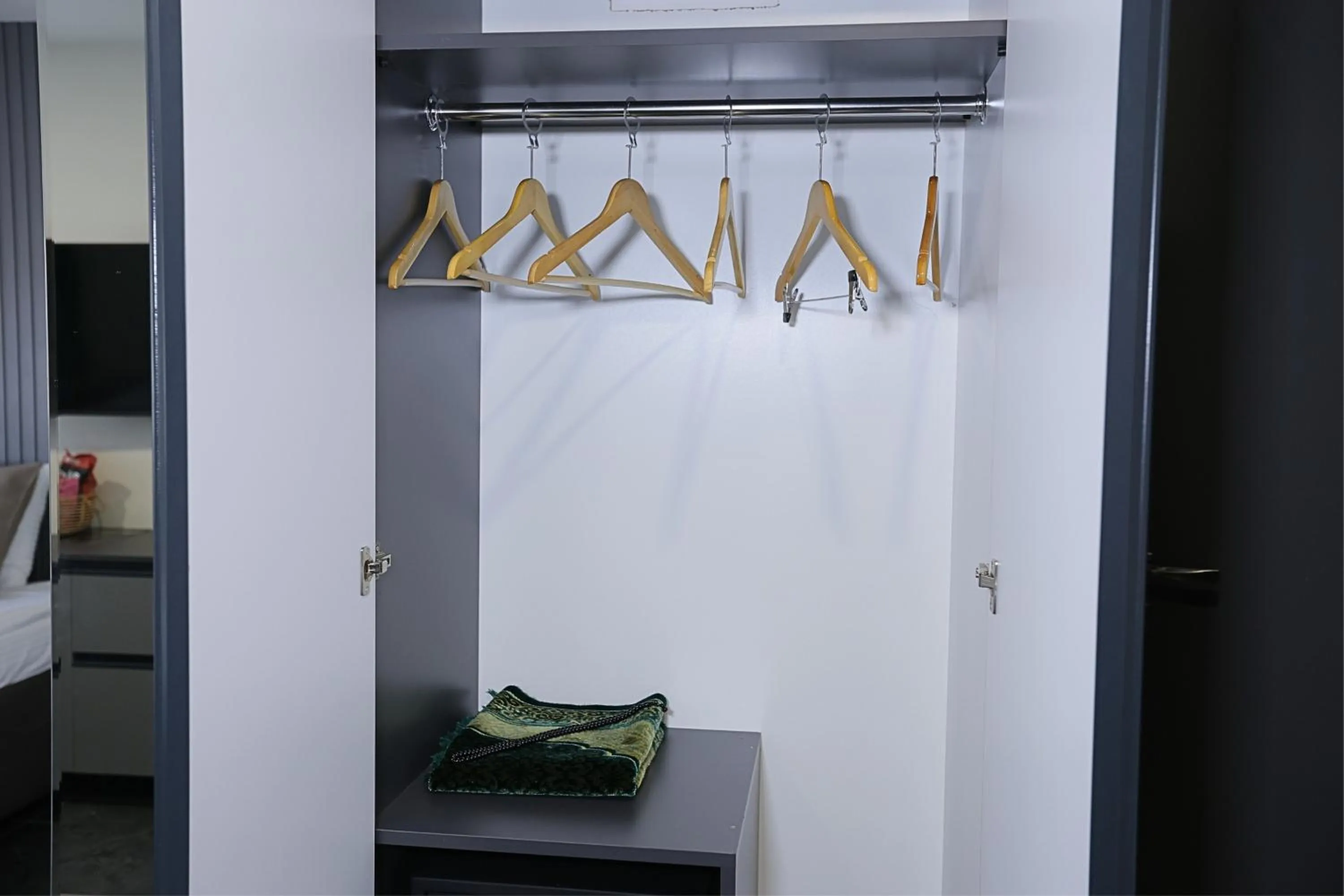 wardrobe in Ren Business Hotel