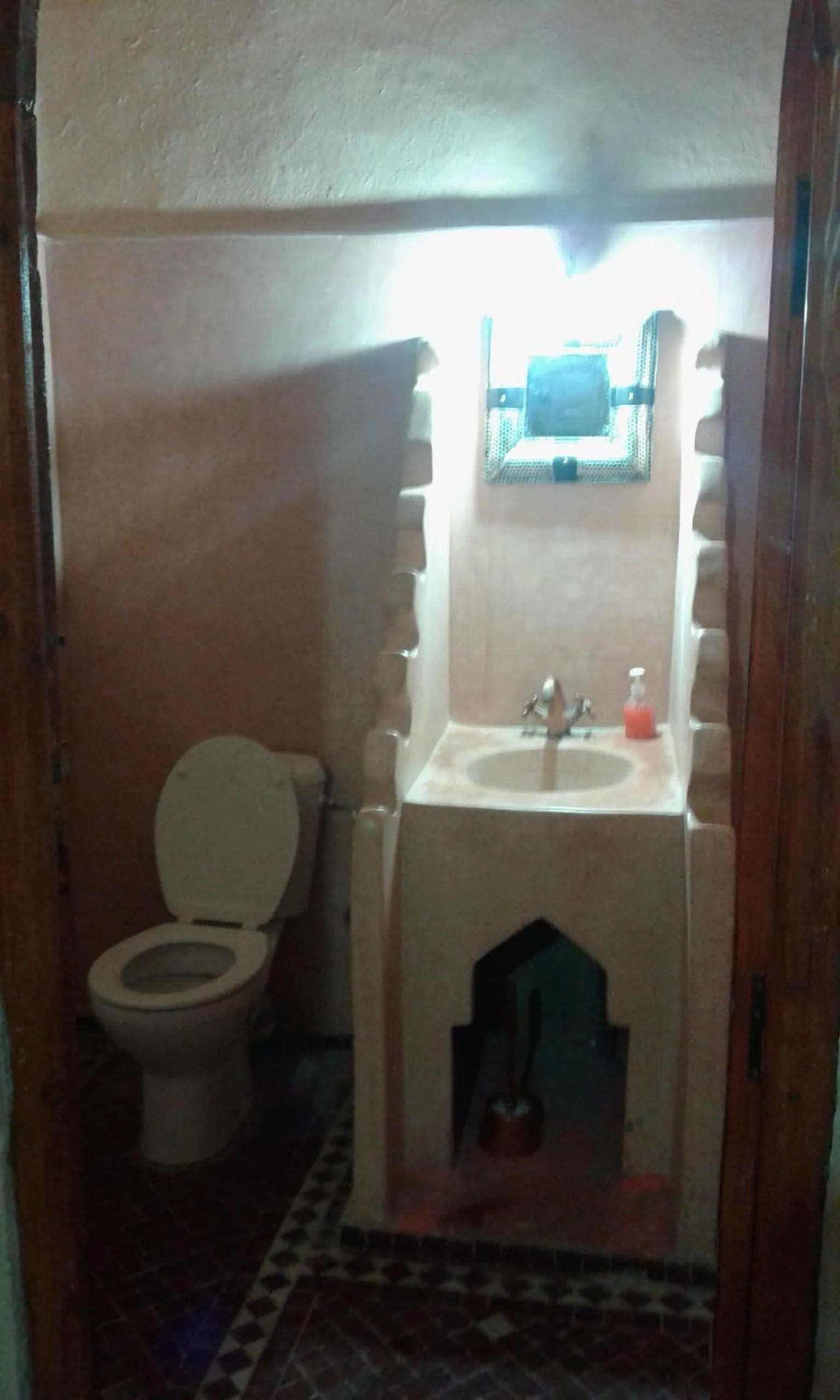 Toilet in Chez Belkacem