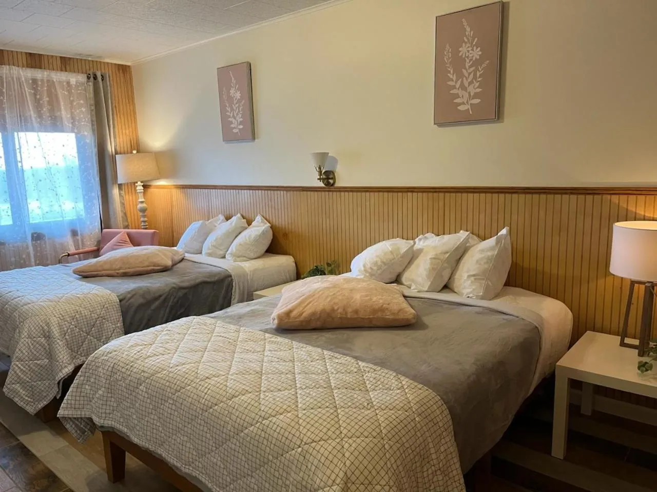 Bed in High Point Mountain Motel