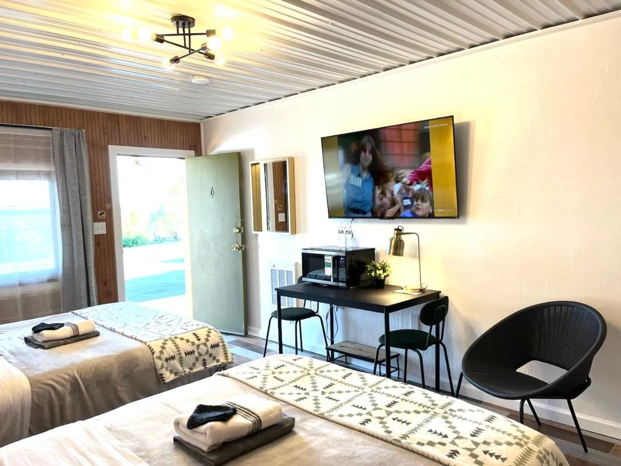 Bed in High Point Mountain Motel