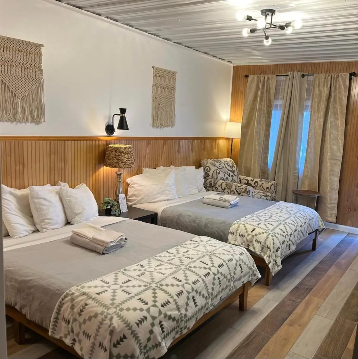 Bed in High Point Mountain Motel