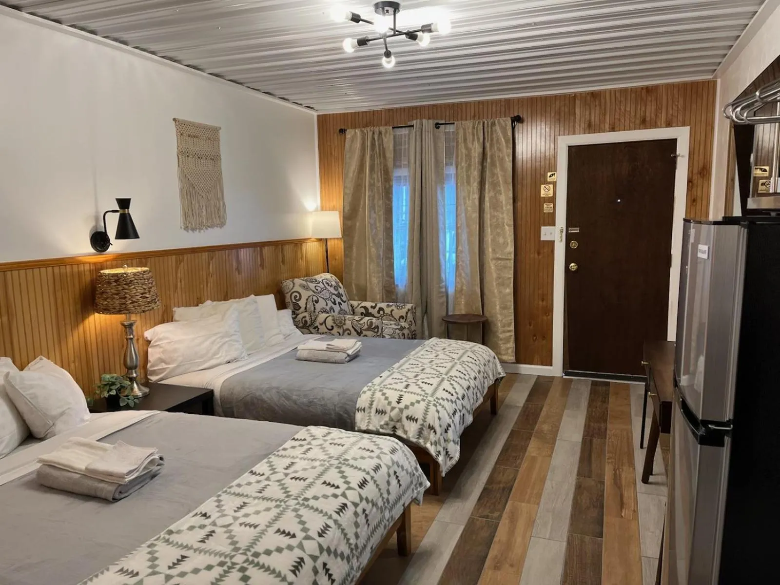 Bed in High Point Mountain Motel